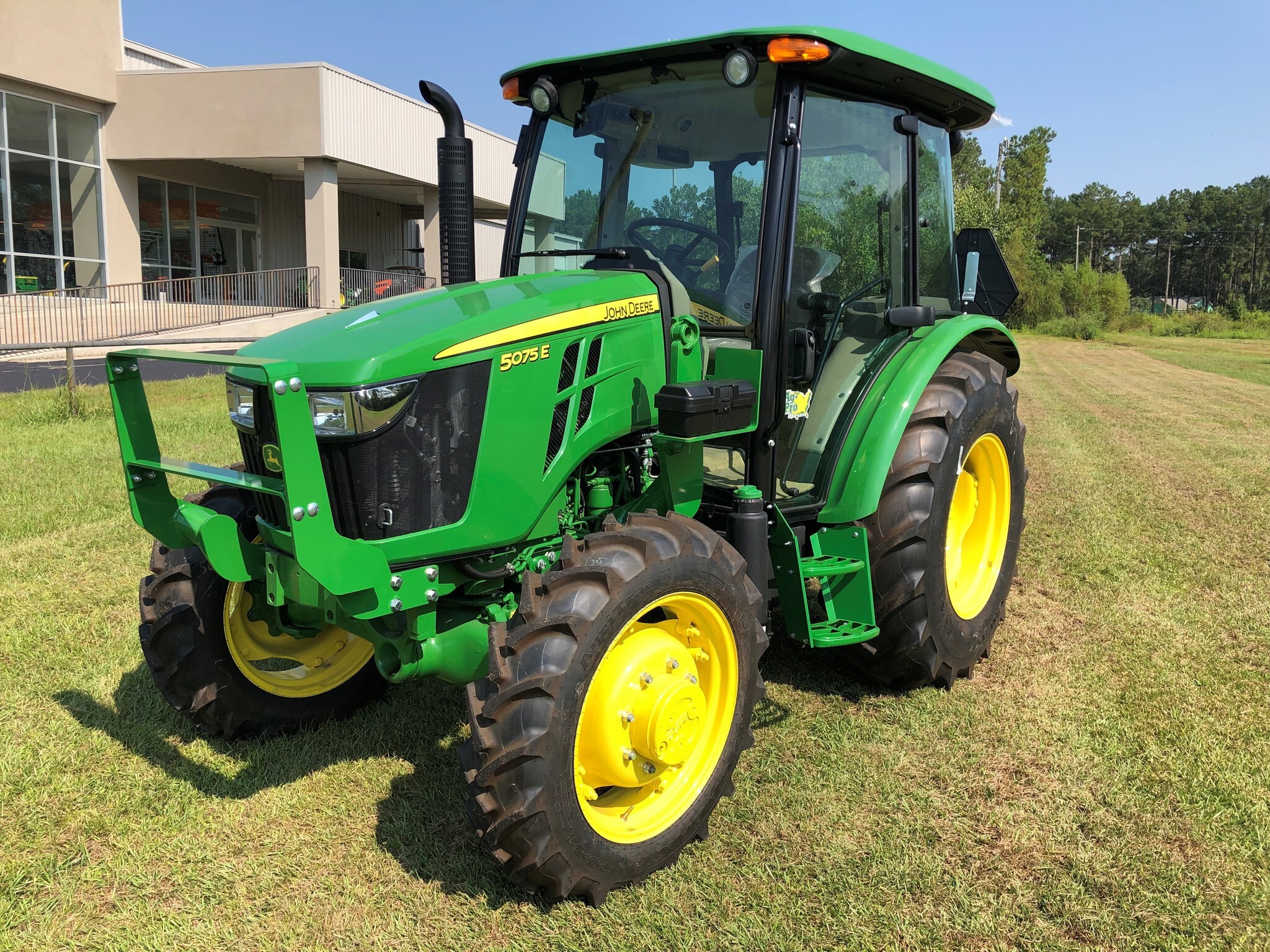 2025 John Deere 5075E Image 2
