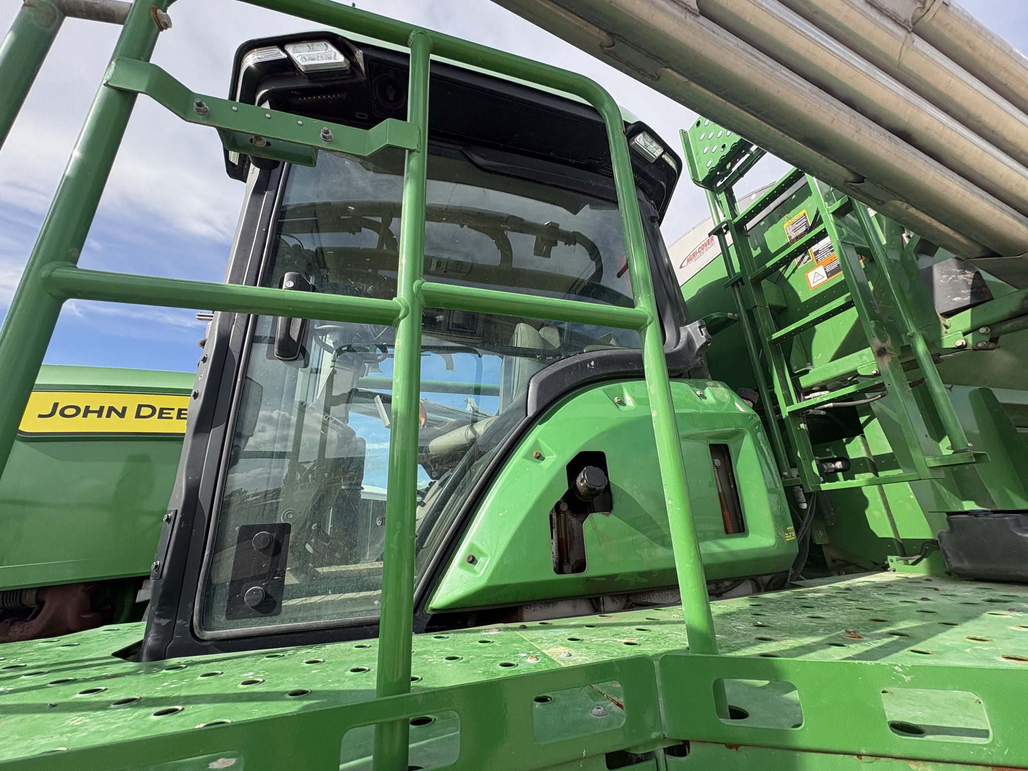  2022 John Deere 800R at Heritage Tractor in Galesburg, IL