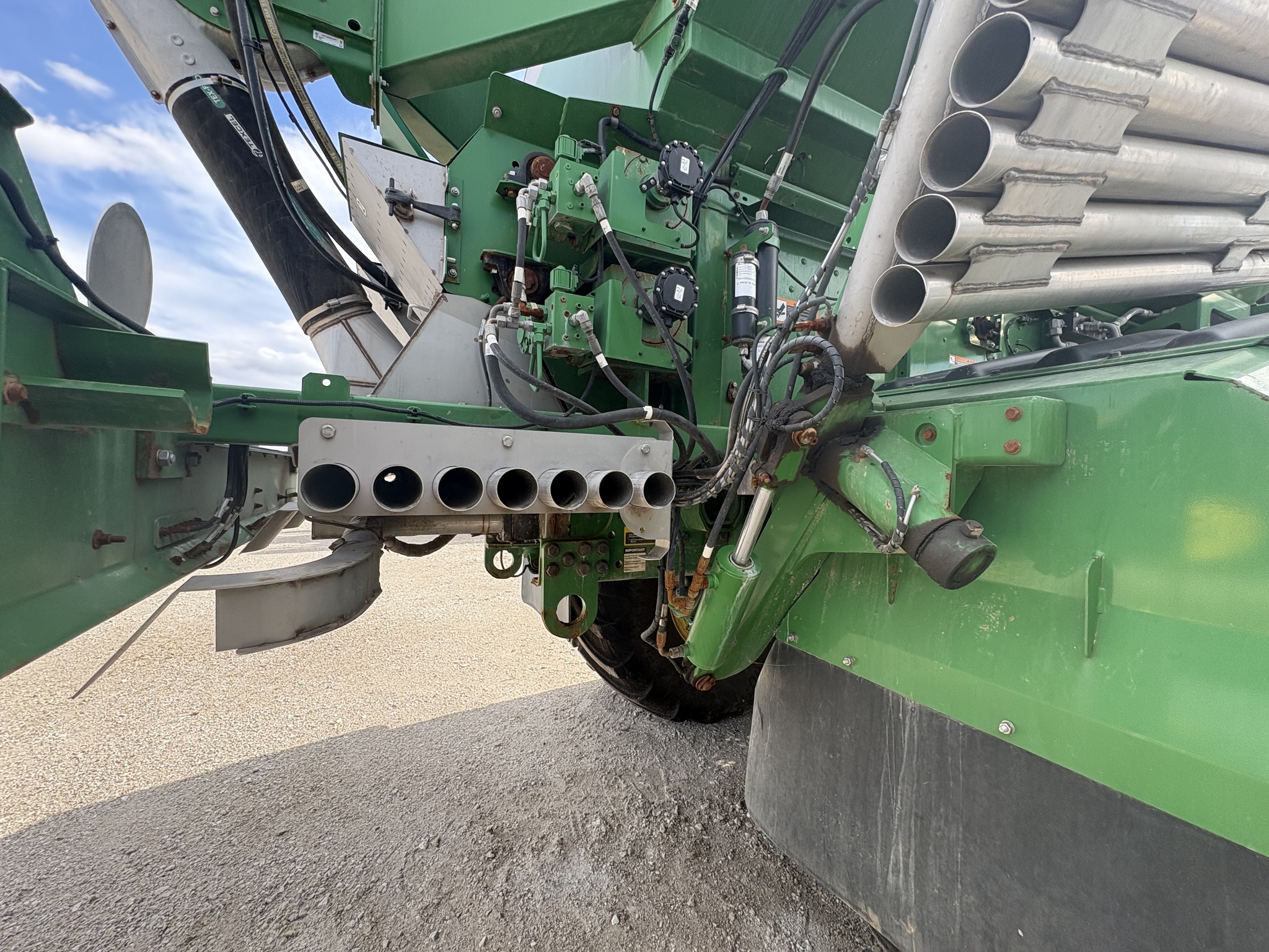  2022 John Deere 800R at Heritage Tractor in Galesburg, IL
