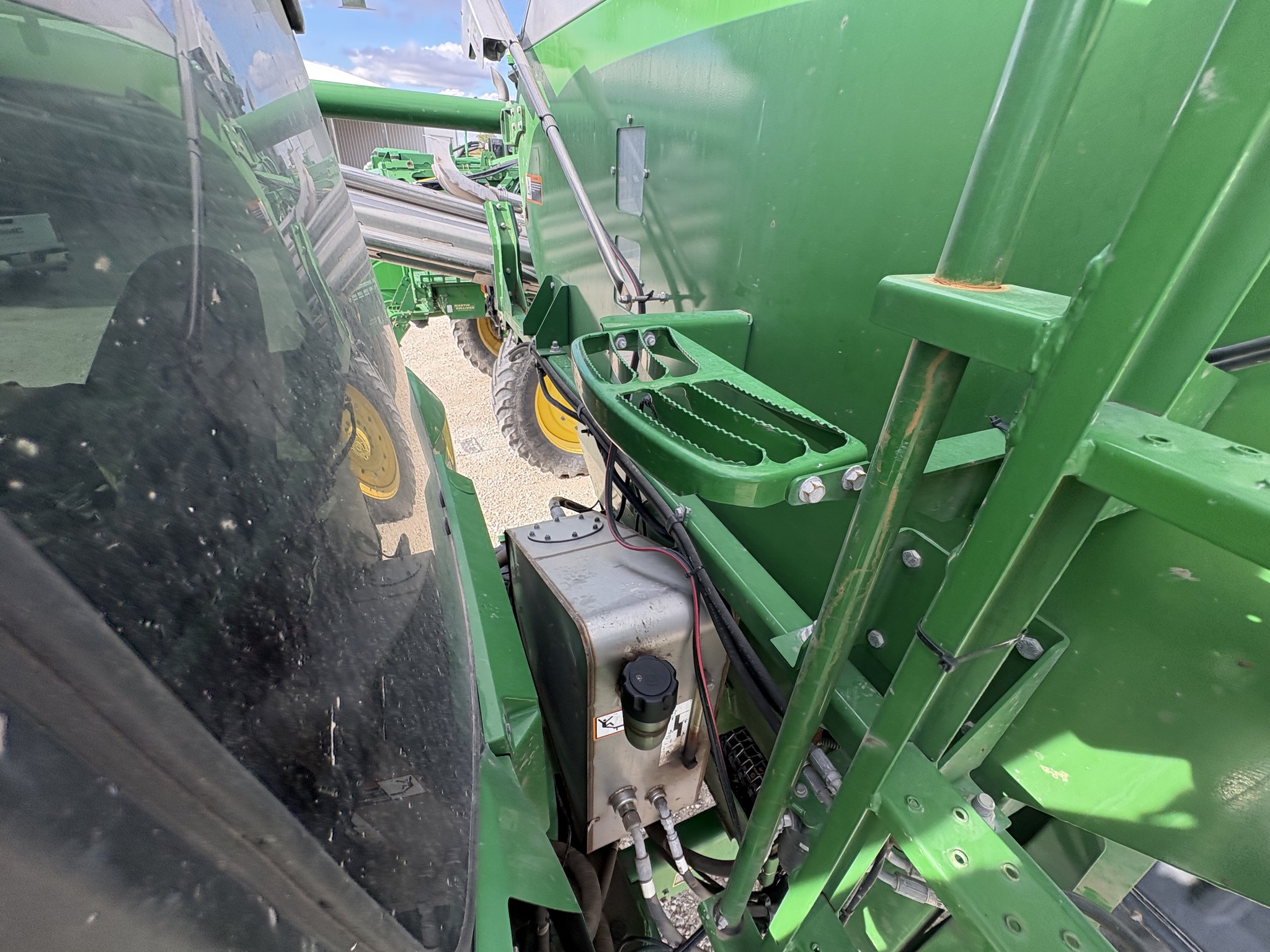  2022 John Deere 800R at Heritage Tractor in Galesburg, IL