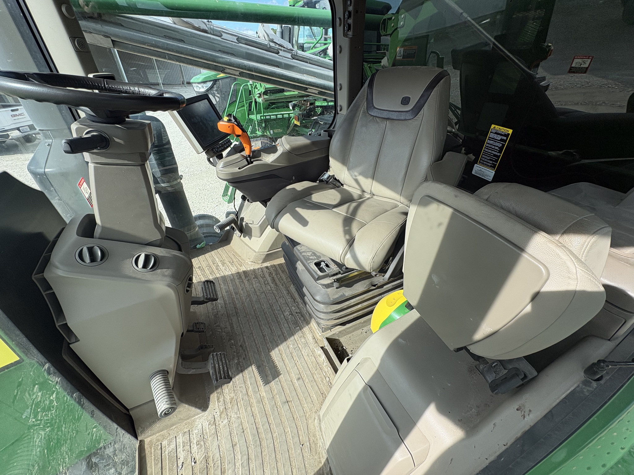  2022 John Deere 800R at Heritage Tractor in Galesburg, IL