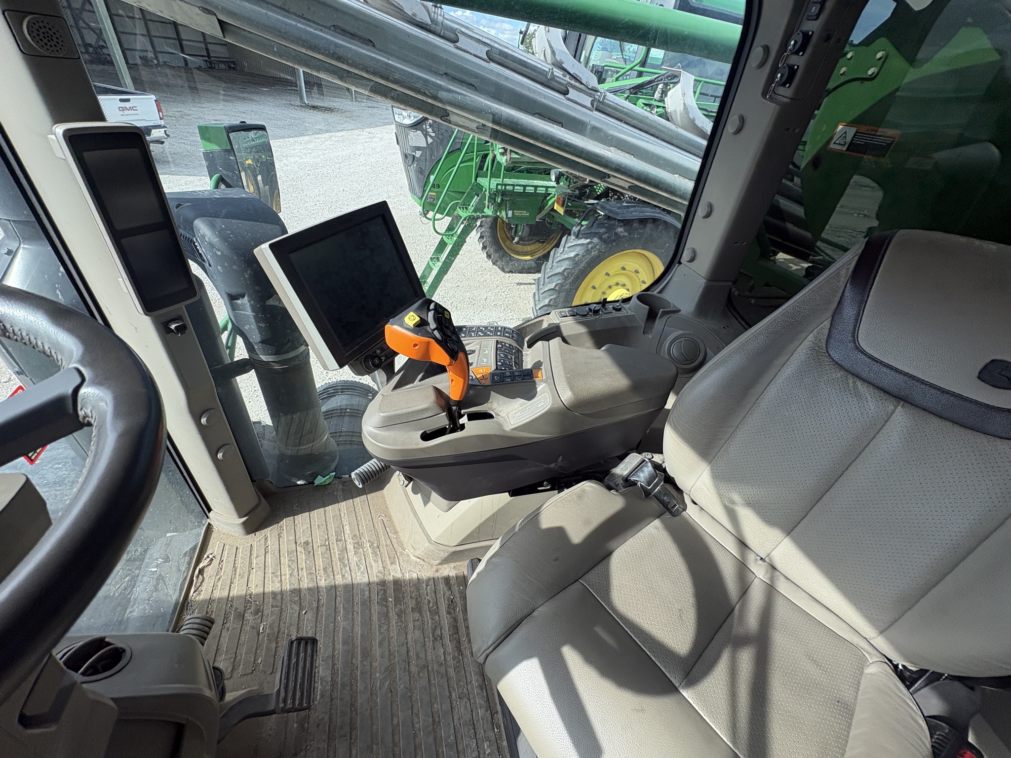  2022 John Deere 800R at Heritage Tractor in Galesburg, IL