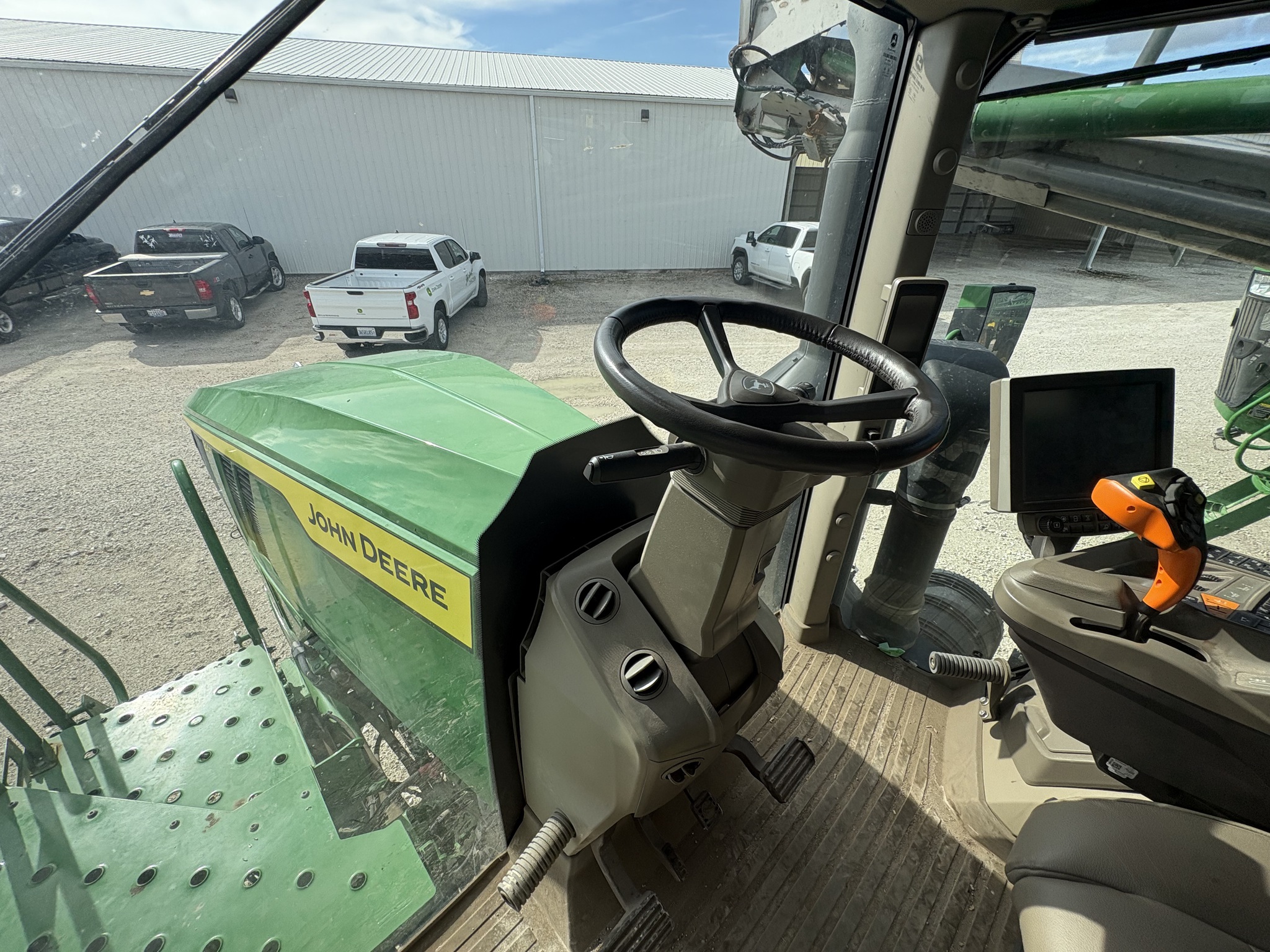  2022 John Deere 800R at Heritage Tractor in Galesburg, IL