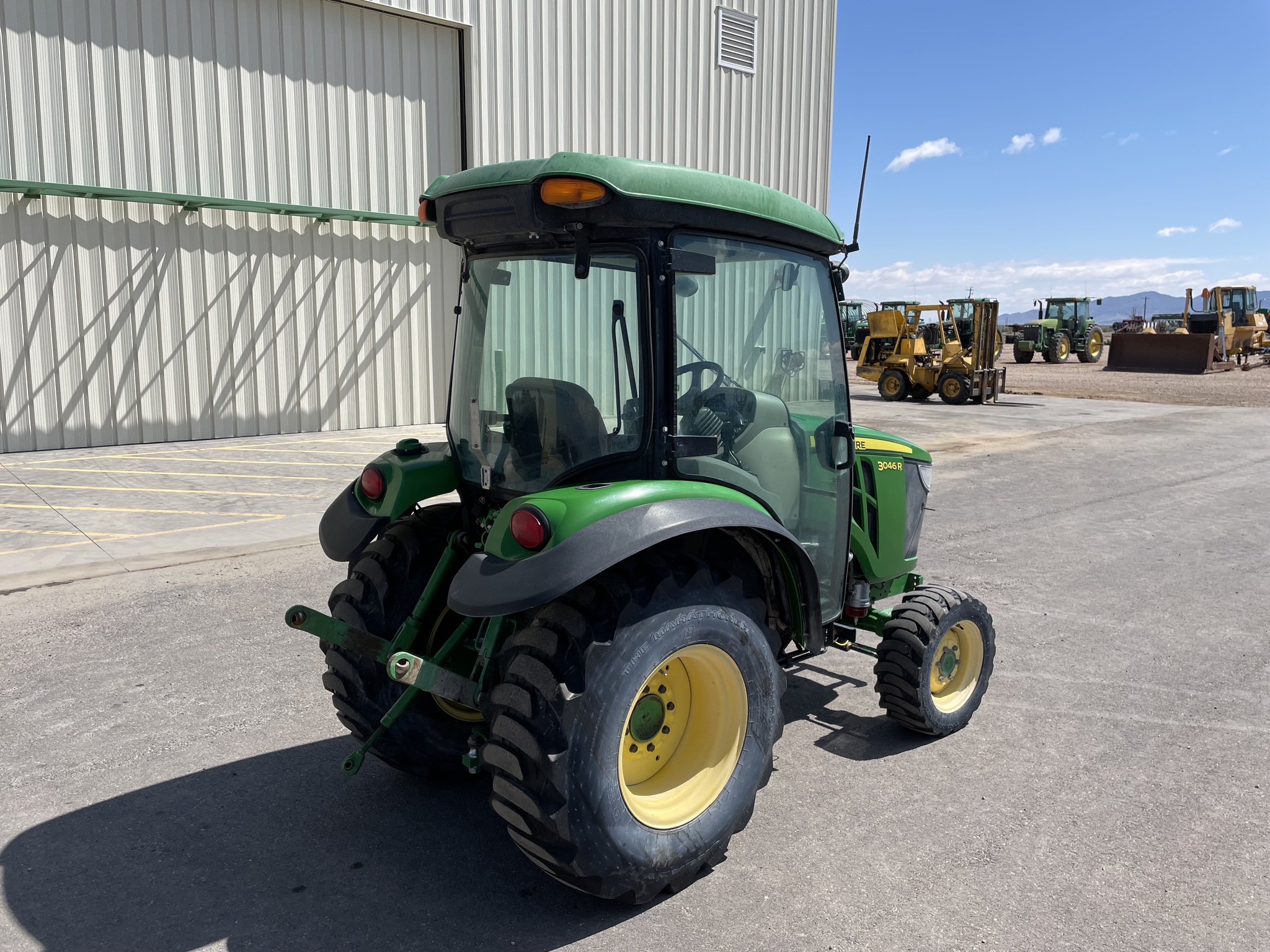 2022 John Deere 3046R Image 5