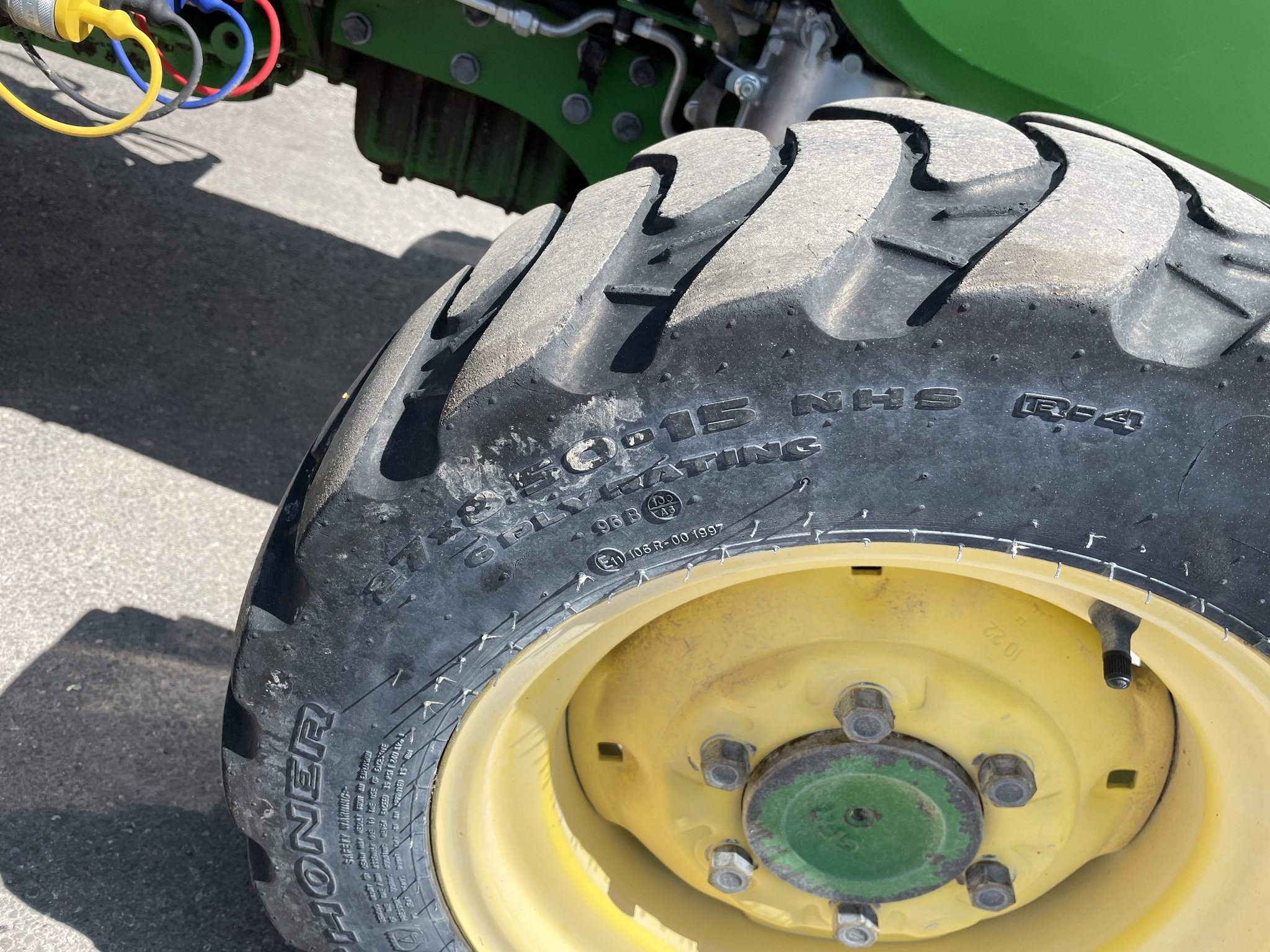 2022 John Deere 3046R Image 12