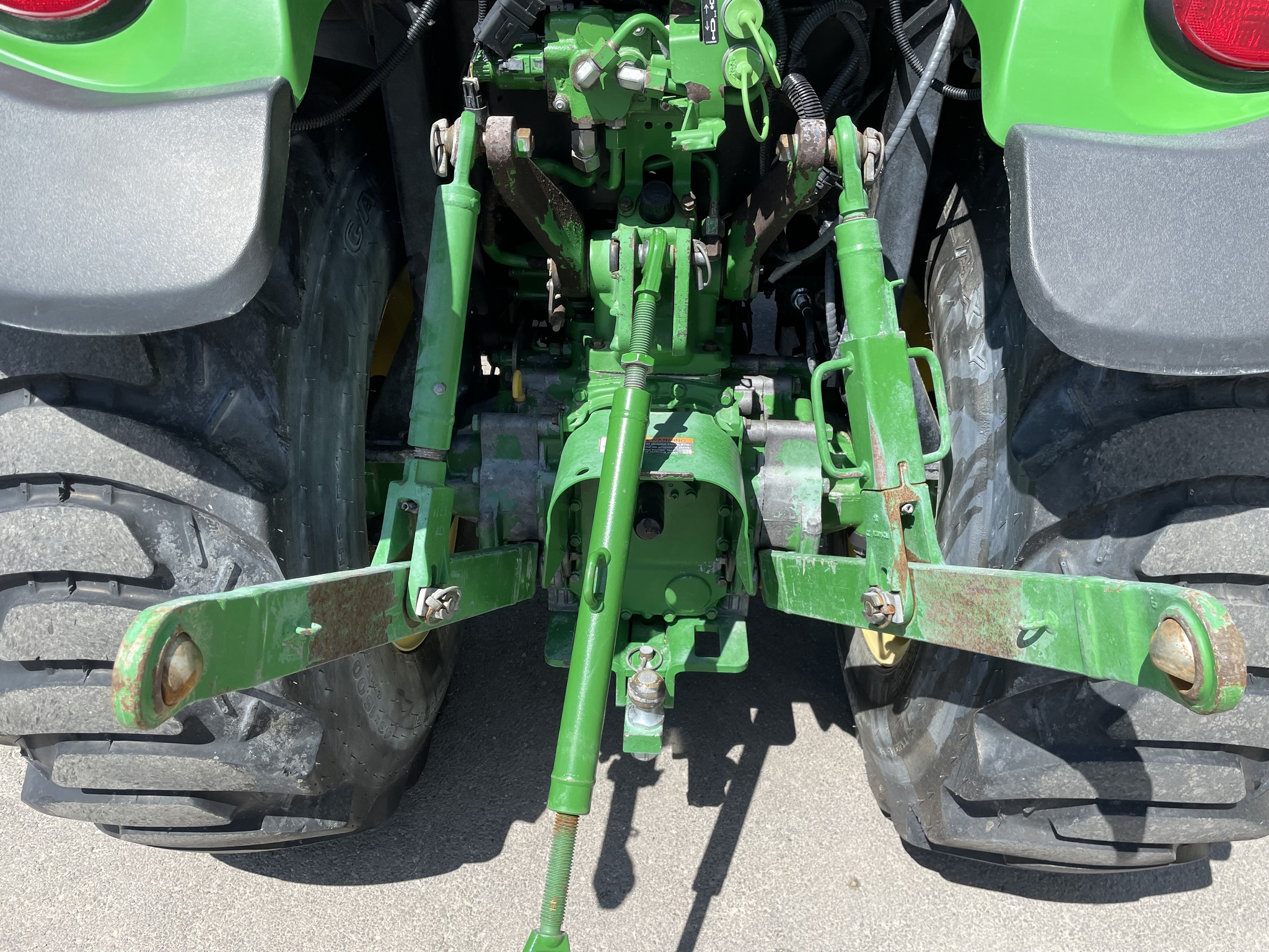 2022 John Deere 3046R Image 15
