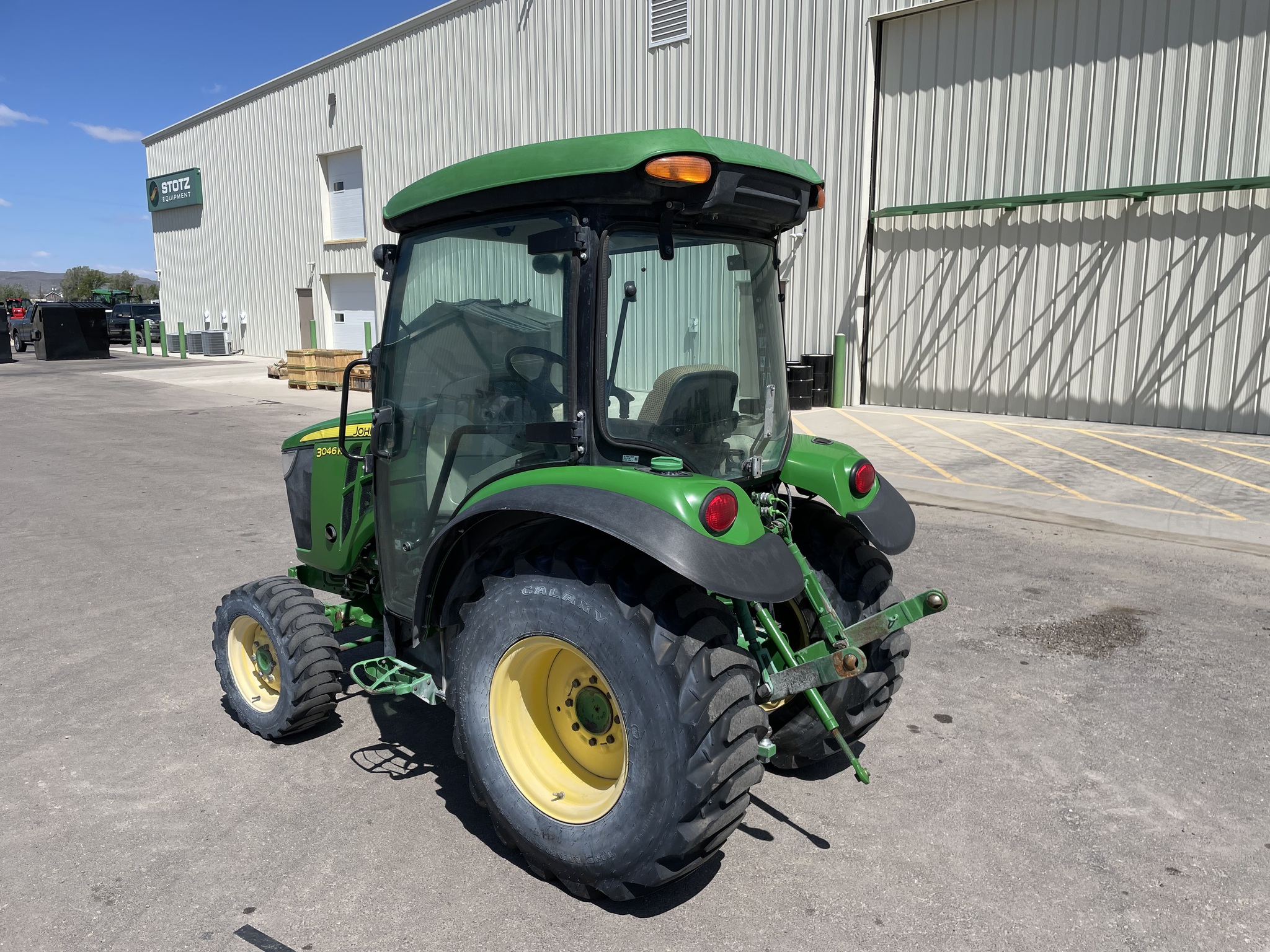 2022 John Deere 3046R Image 3