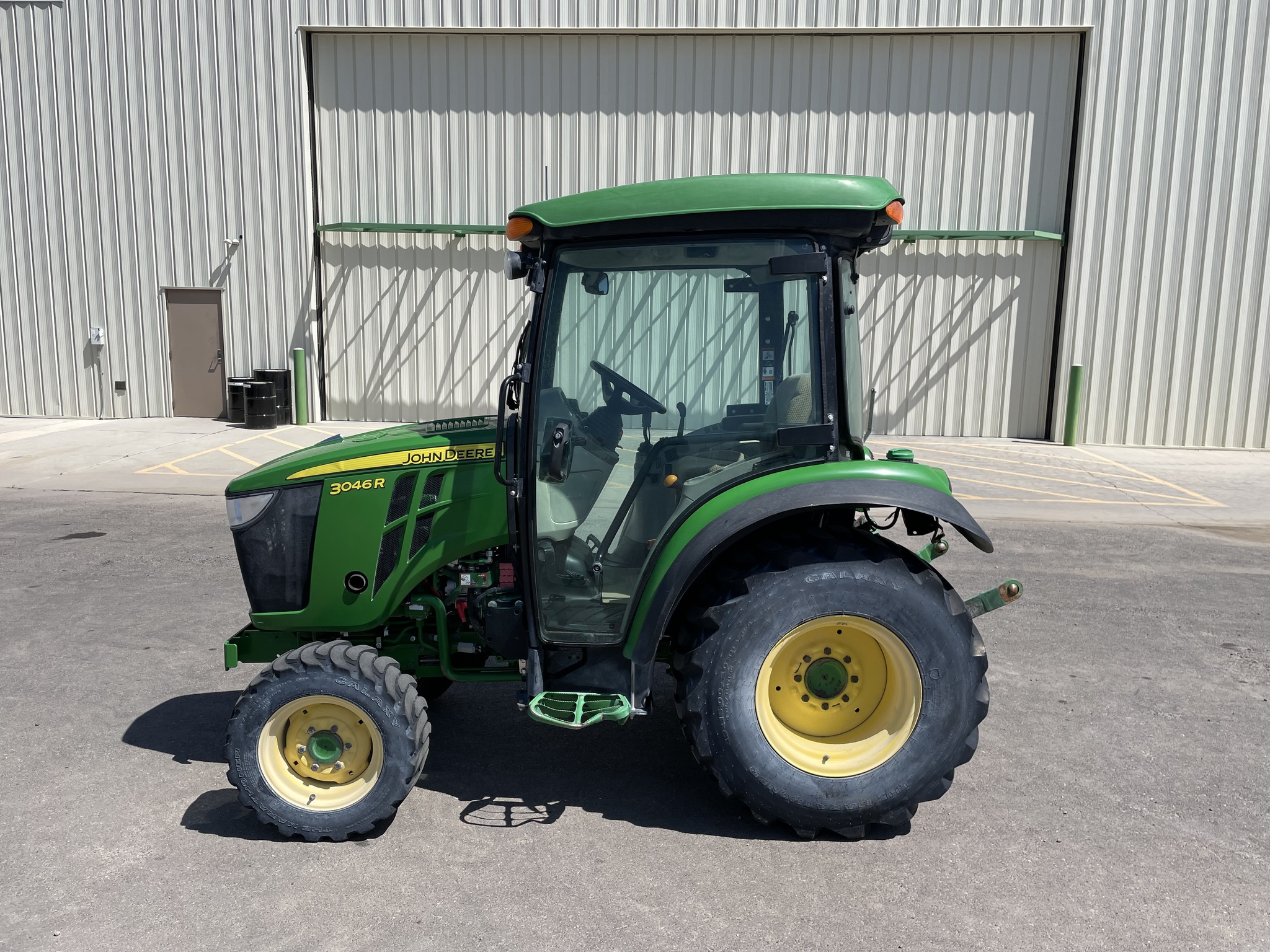 2022 John Deere 3046R Image 2