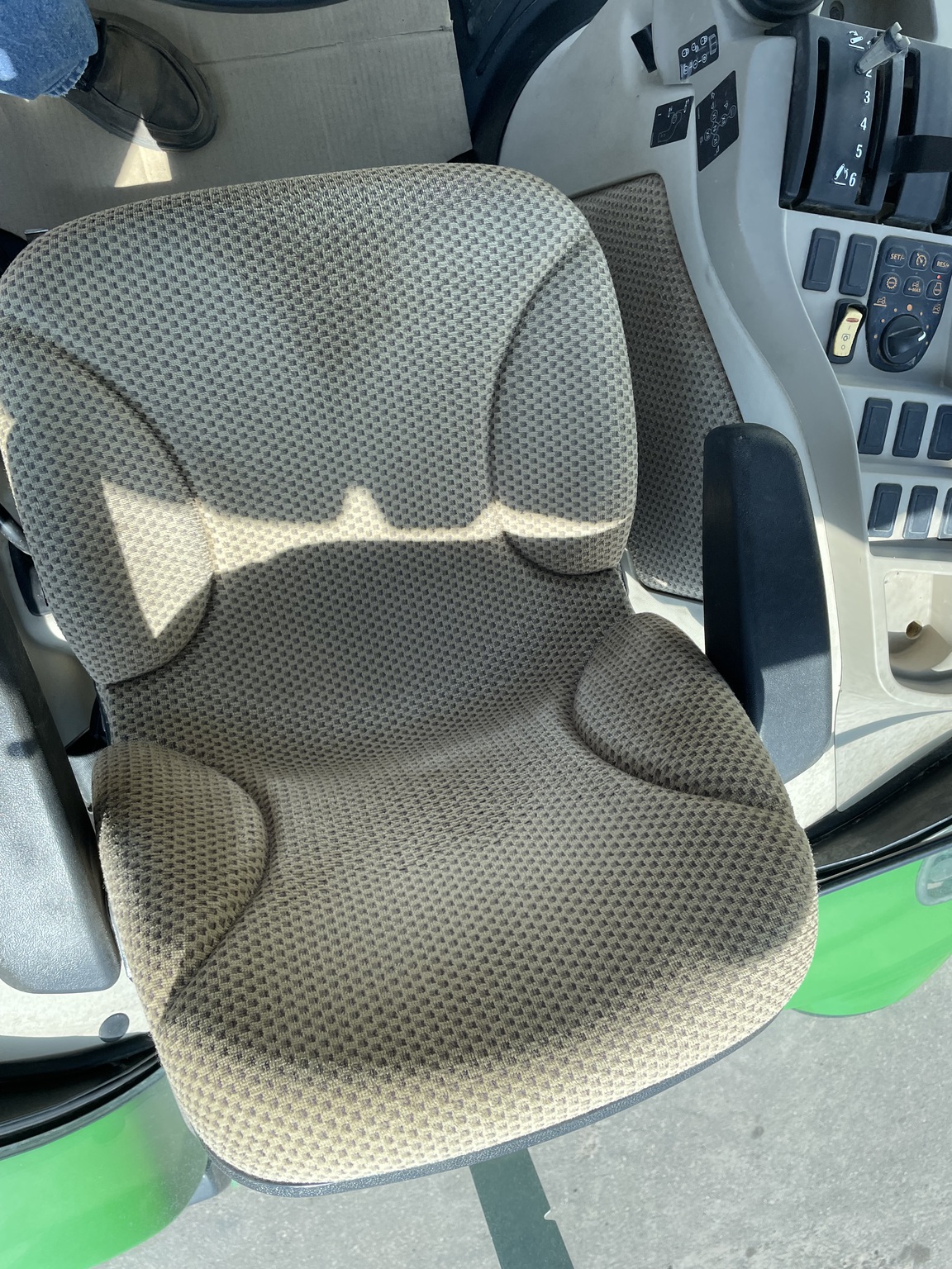 2022 John Deere 3046R Image 21