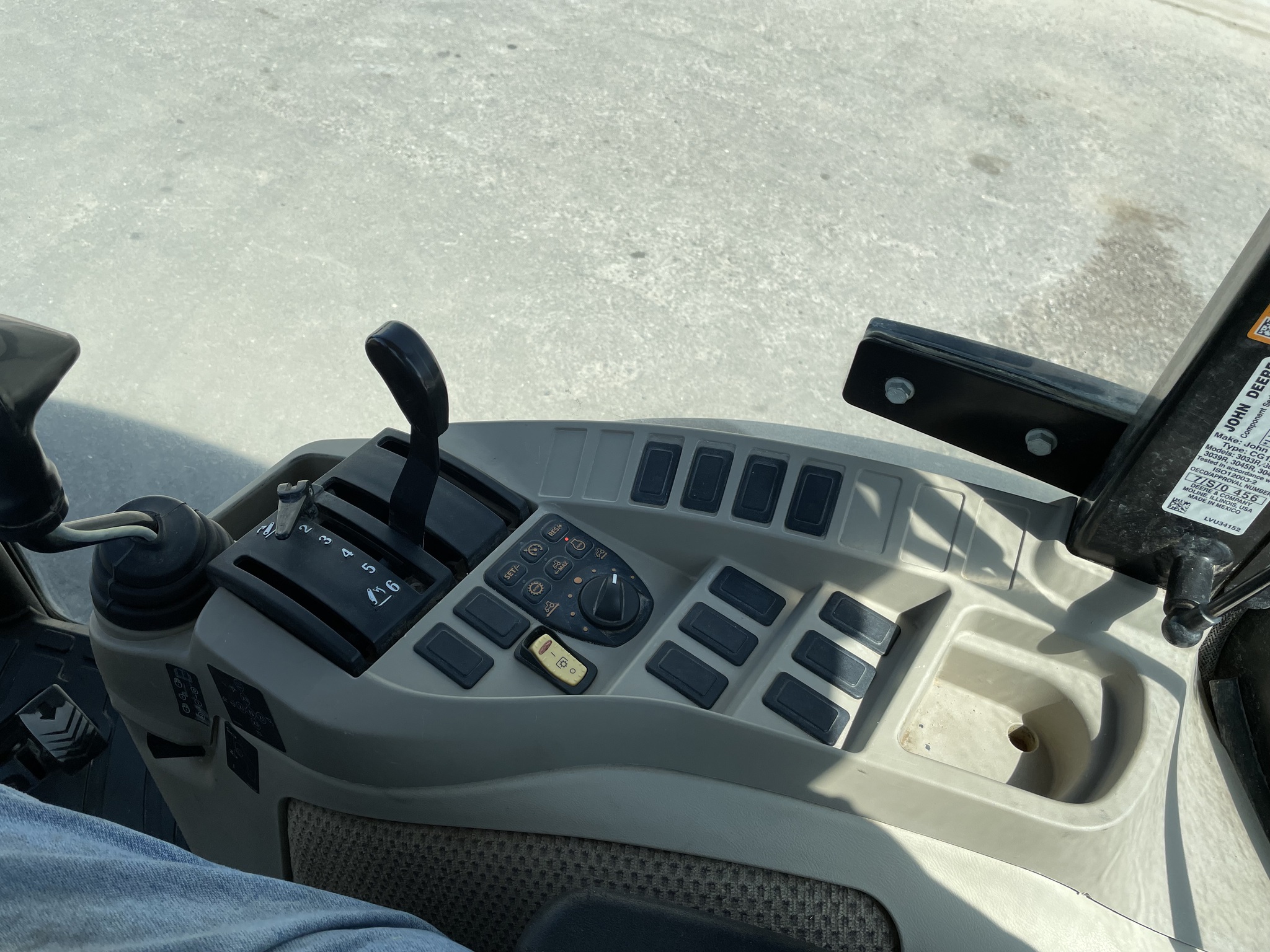 2022 John Deere 3046R Image 24