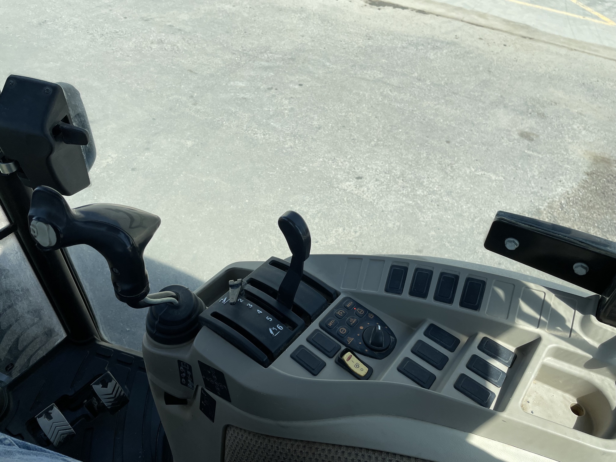 2022 John Deere 3046R Image 25