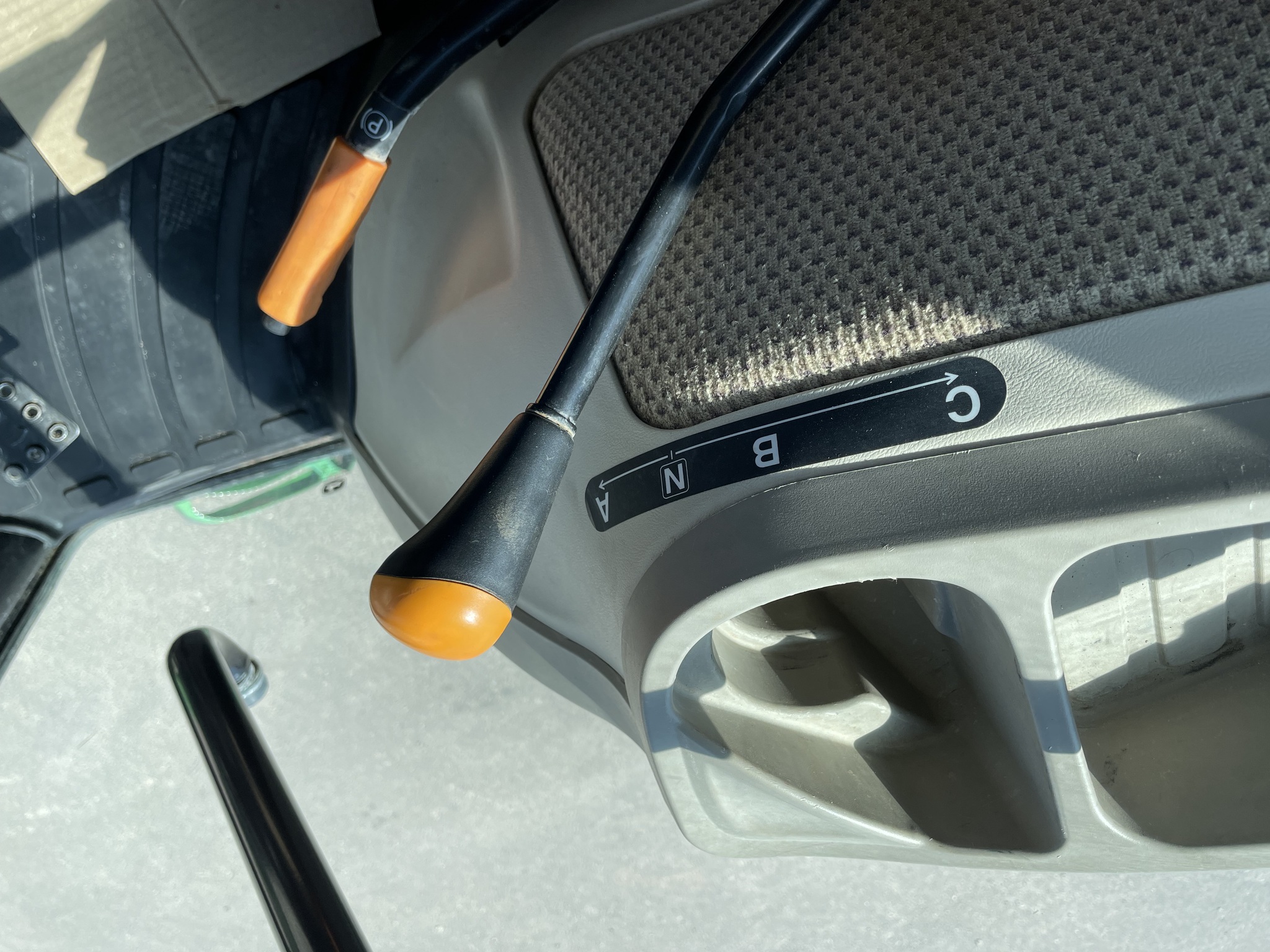 2022 John Deere 3046R Image 28