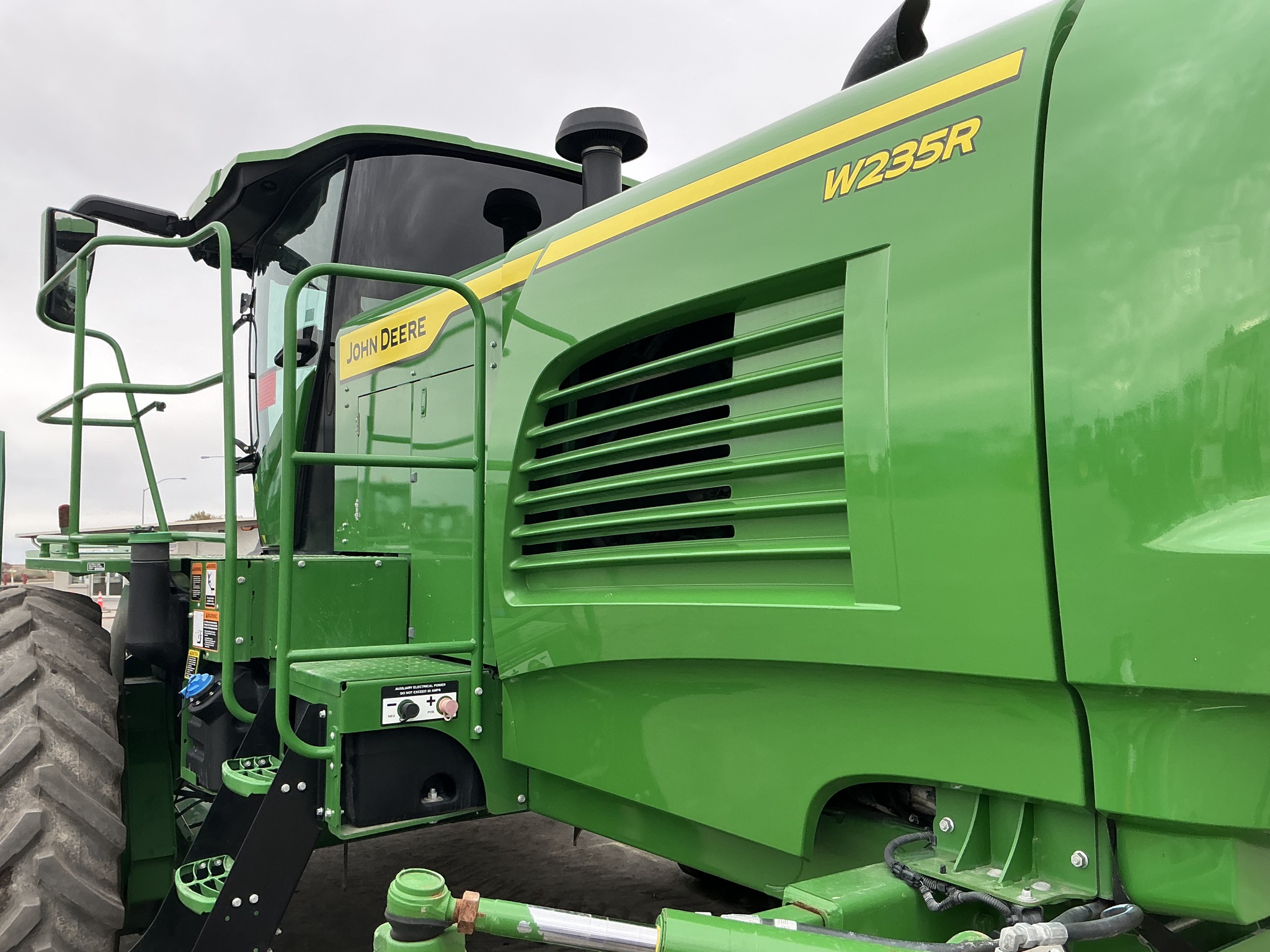 2023 John Deere W235R Image 18