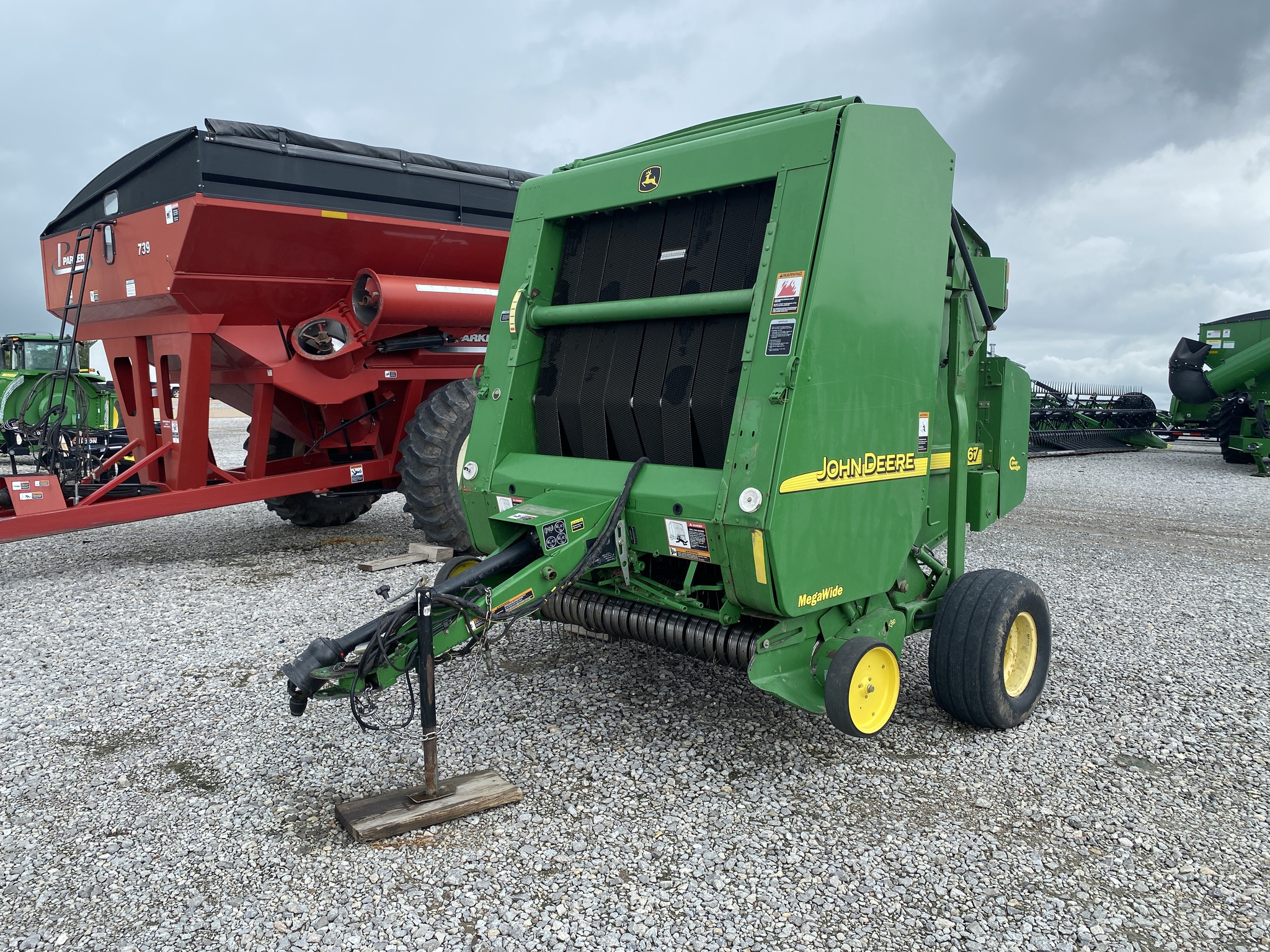2004 John Deere 567 Image 1