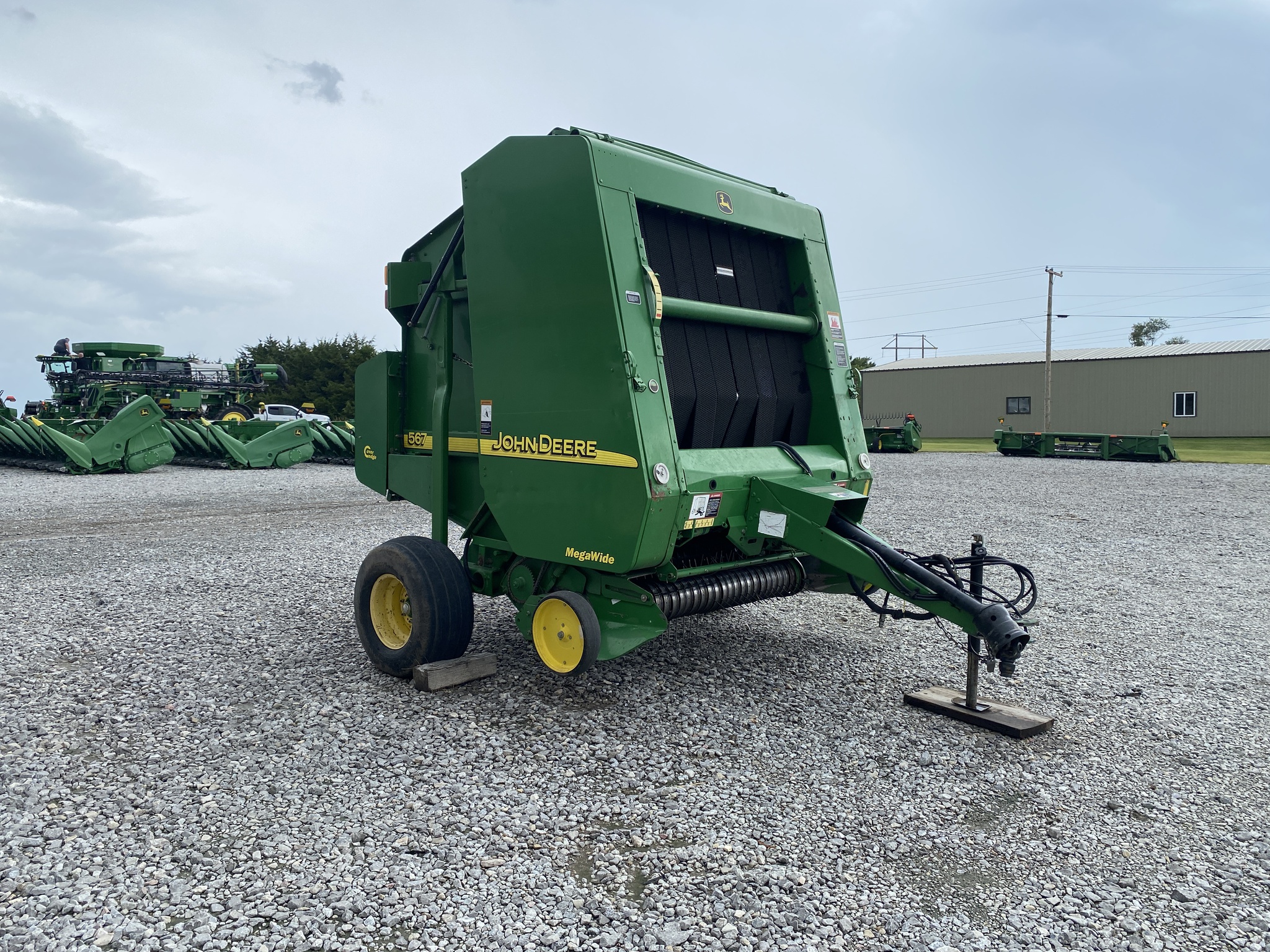 2004 John Deere 567 Image 2