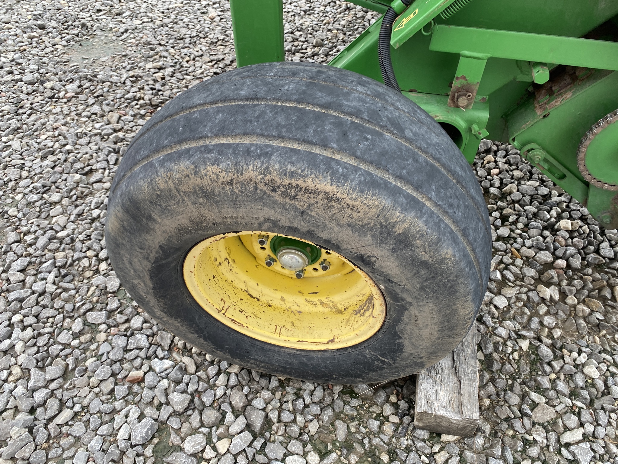 2004 John Deere 567 Image 15