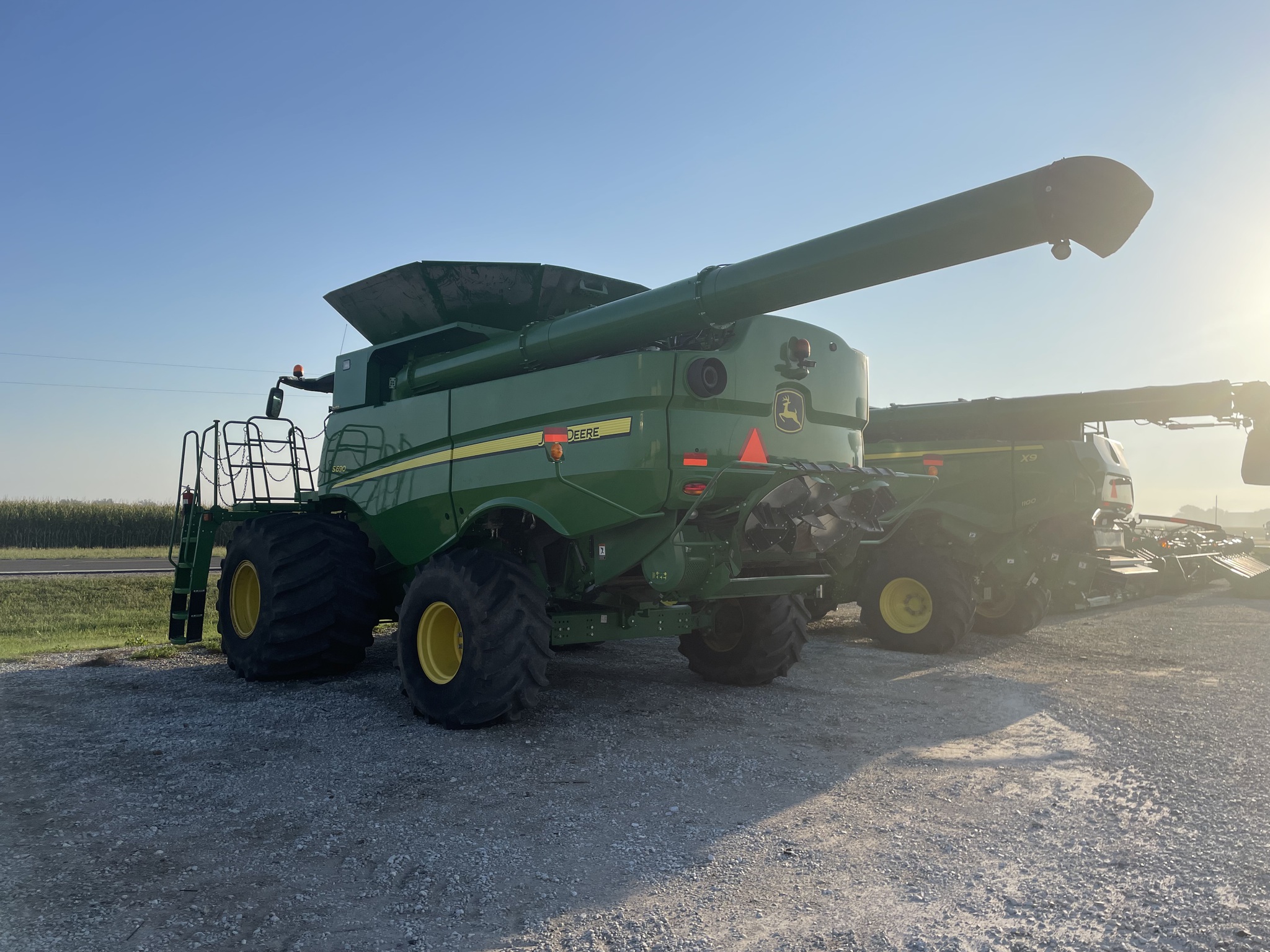2017 John Deere S690 Image 5