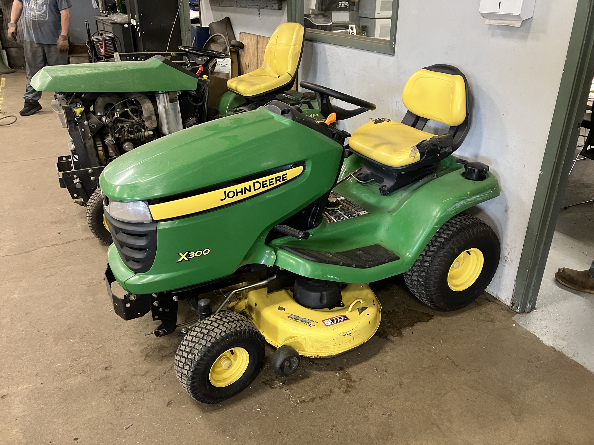 2006 John Deere X300 Image 2