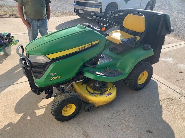 2015 John Deere X300 Image 2