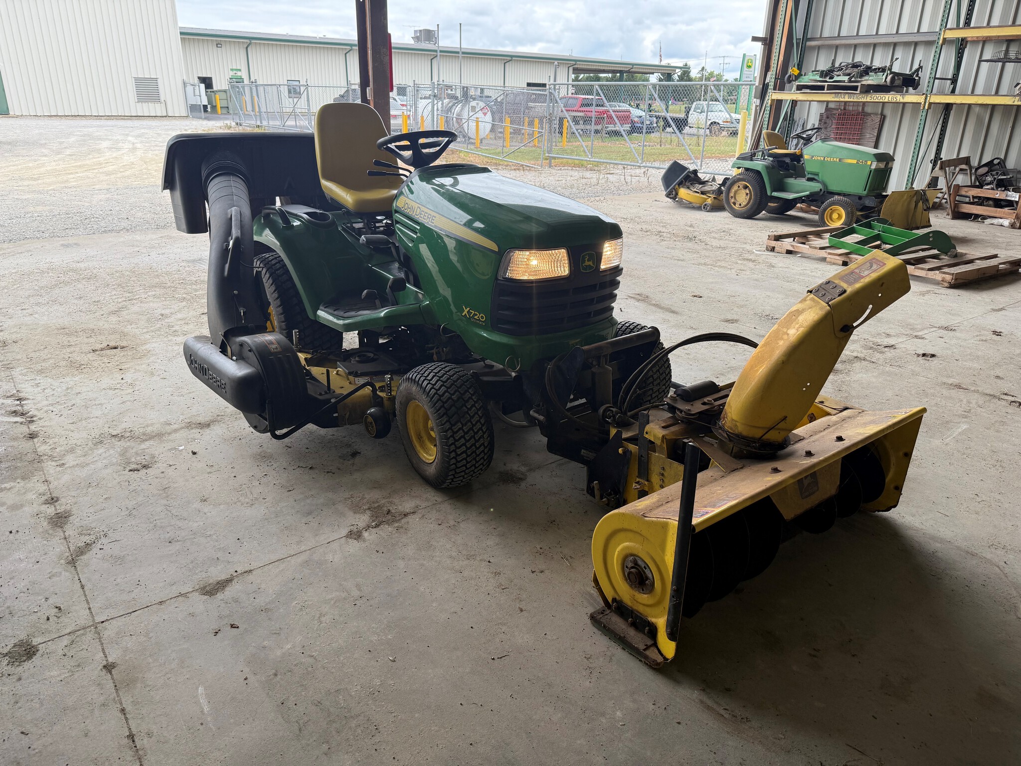 2011 John Deere X720 Image 5
