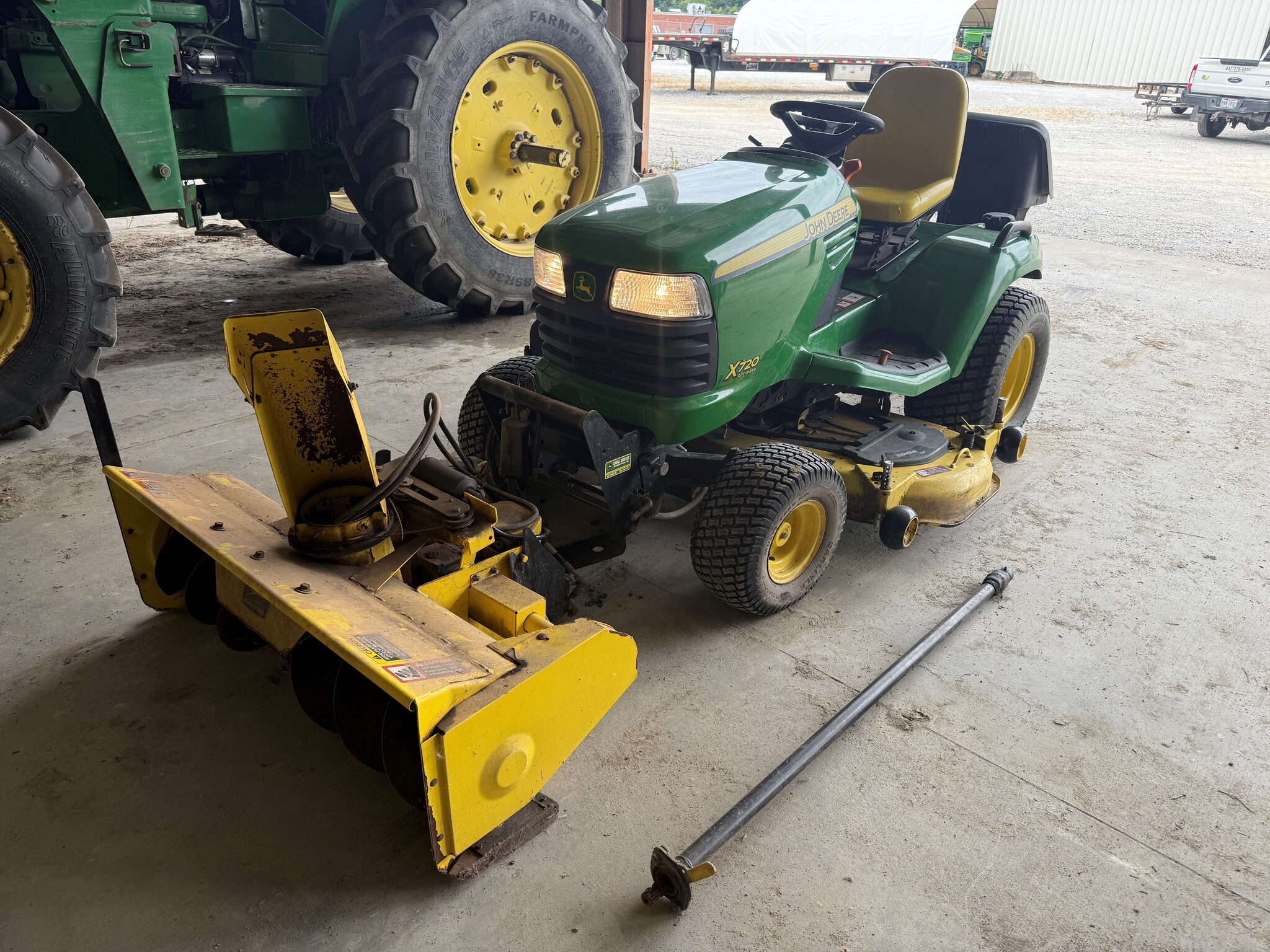 2011 John Deere X720 Image 1