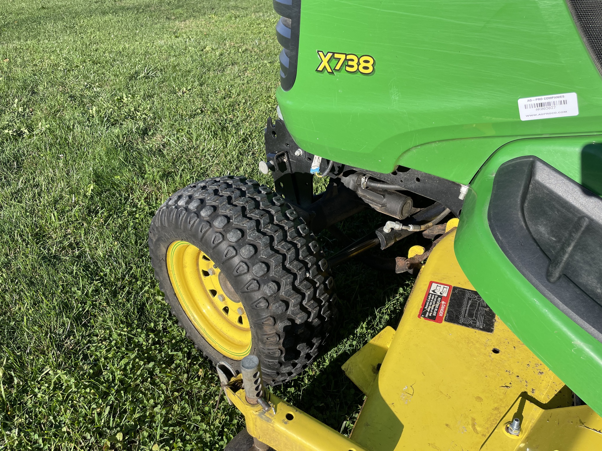 2015 John Deere X738 Image 6