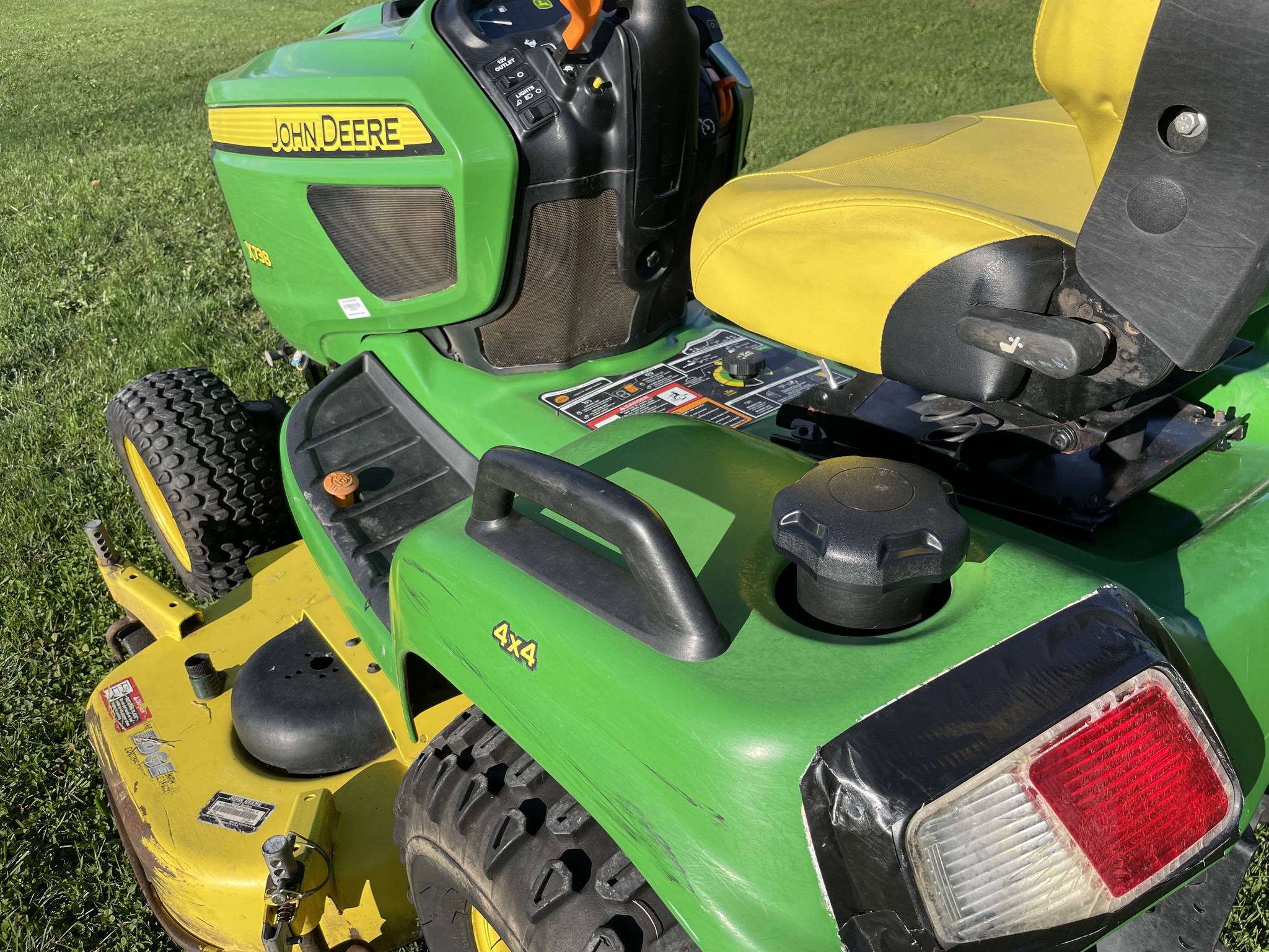 2015 John Deere X738 Image 8