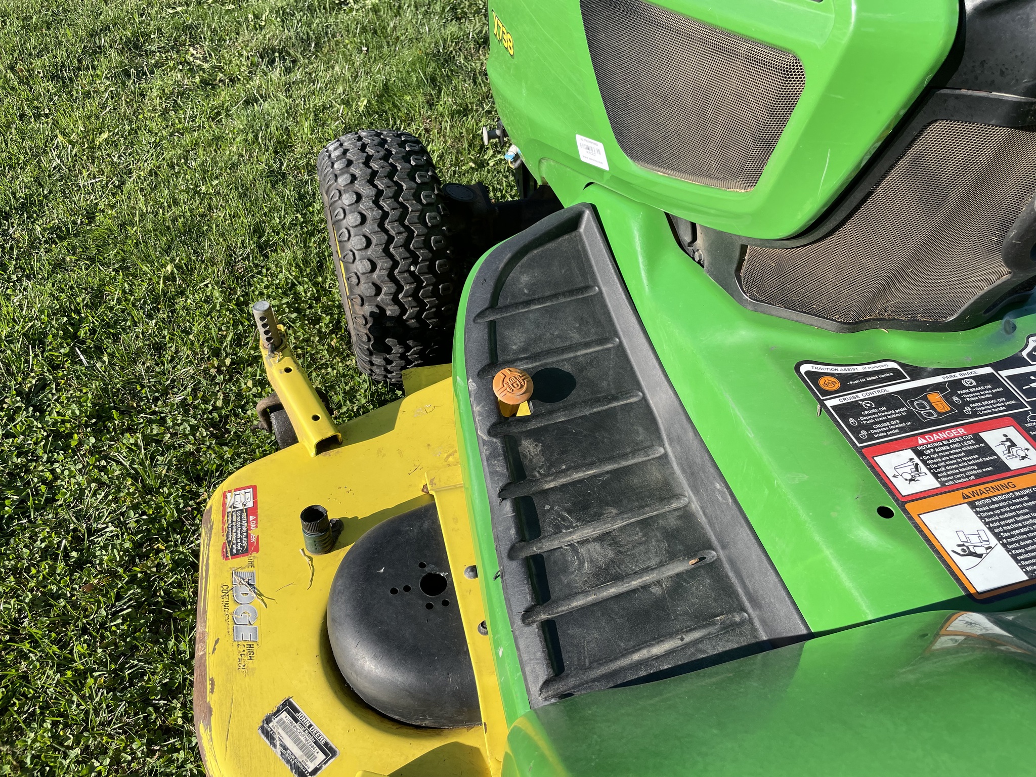 2015 John Deere X738 Image 7