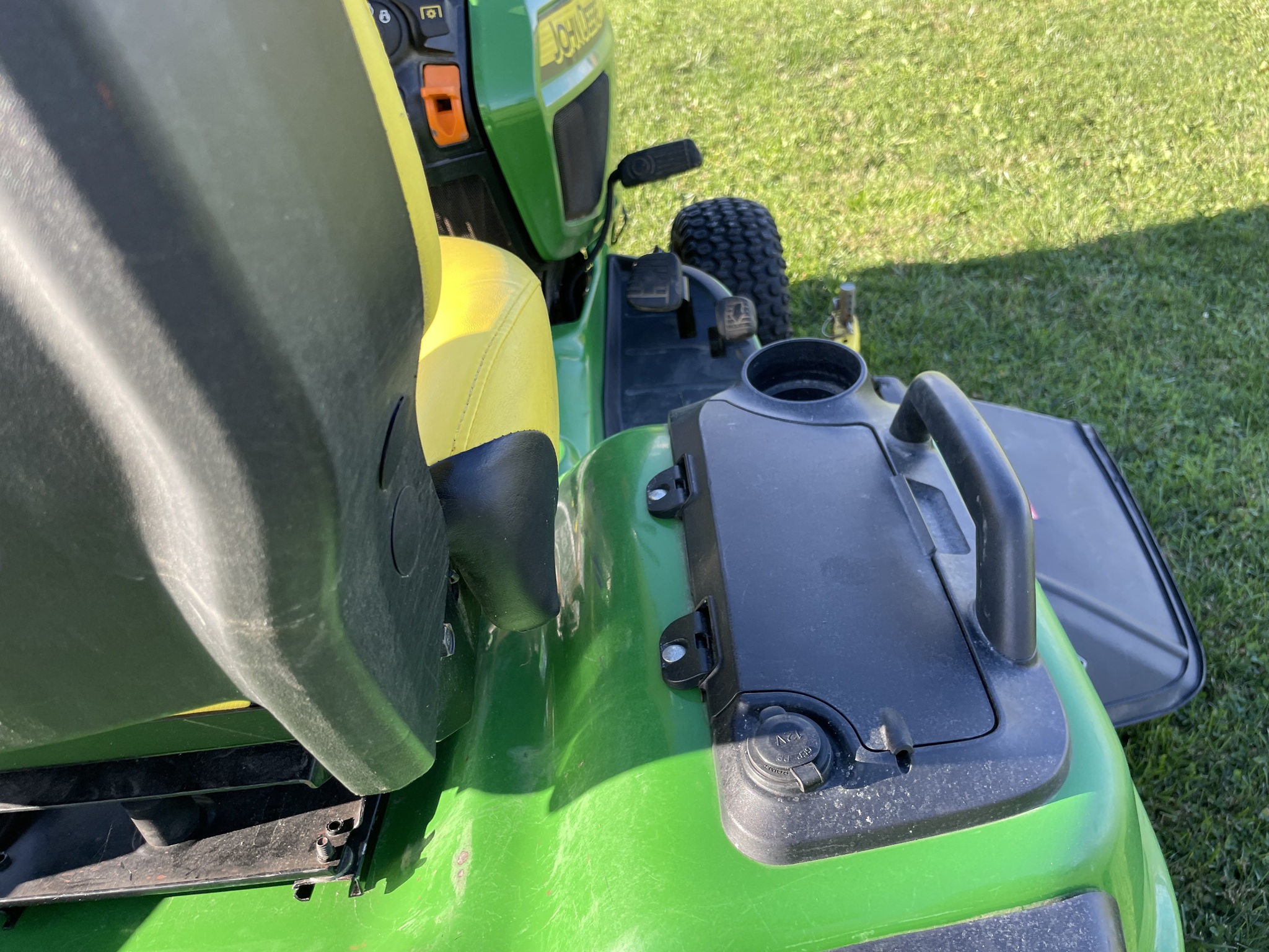 2015 John Deere X738 Image 10