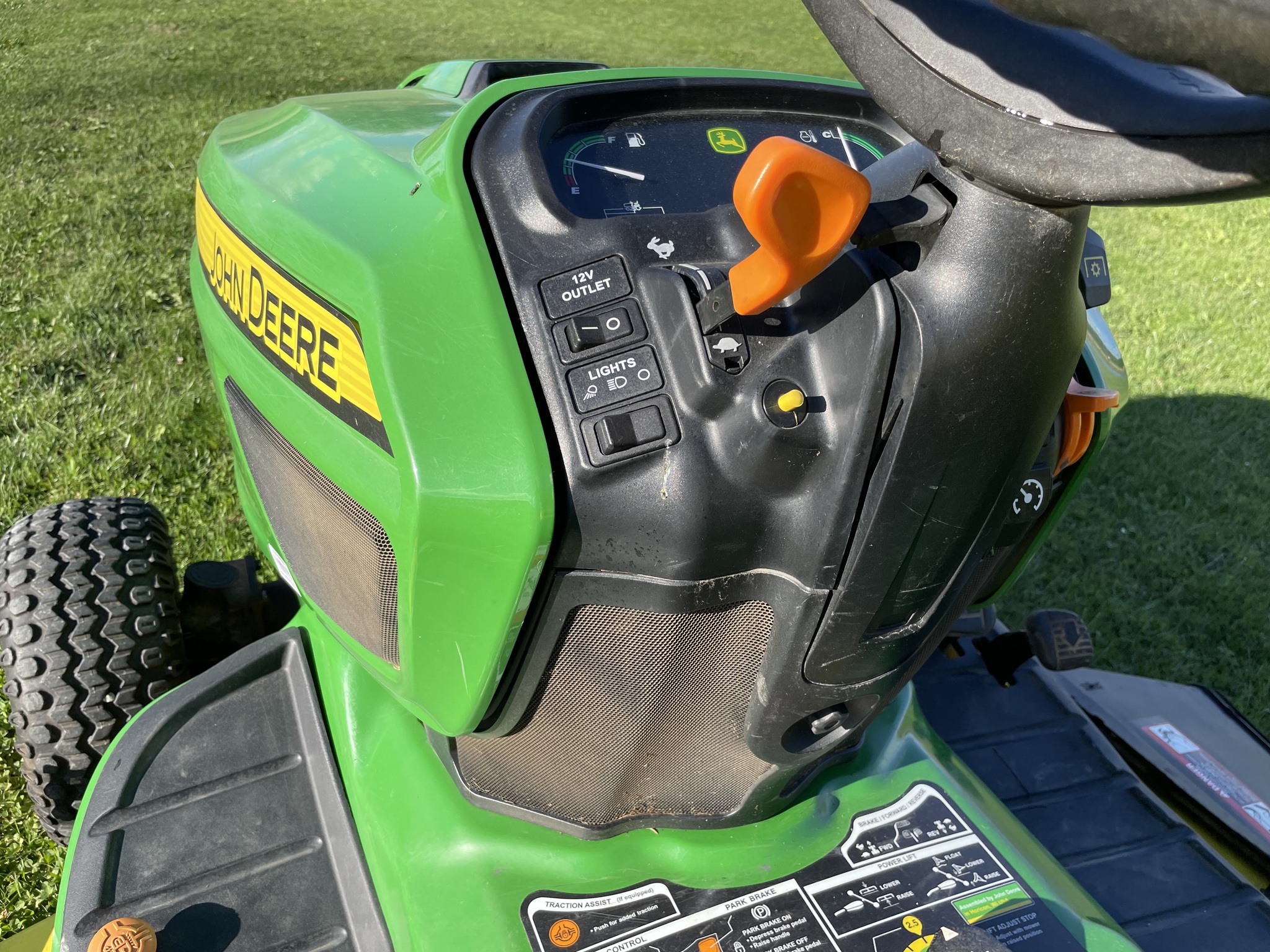 2015 John Deere X738 Image 12