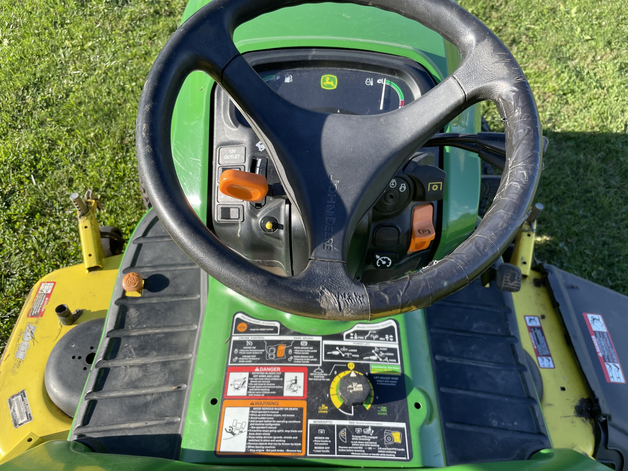 2015 John Deere X738 Image 13