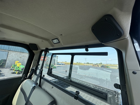 Photo of 2024 John Deere XUV 835R