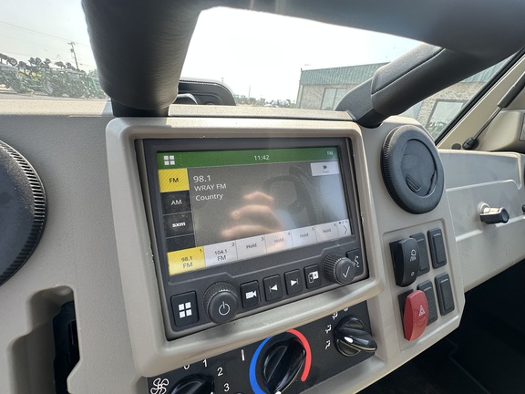 Photo of 2024 John Deere XUV 835R