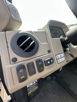 Photo of 2024 John Deere XUV 835R