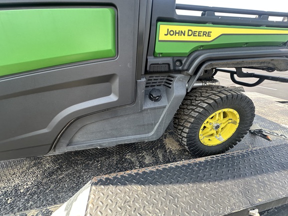 Photo of 2024 John Deere XUV 835R
