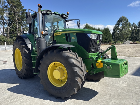 John Deere 6M 220