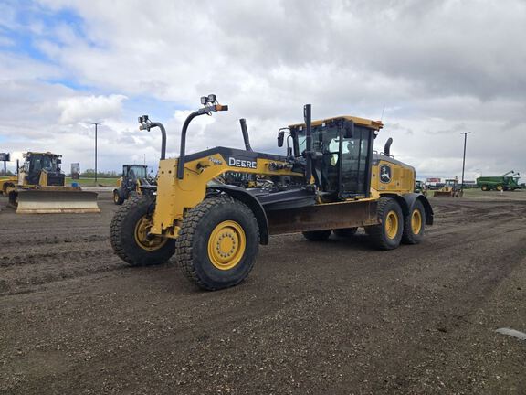Photo of a 2023 John Deere 672G