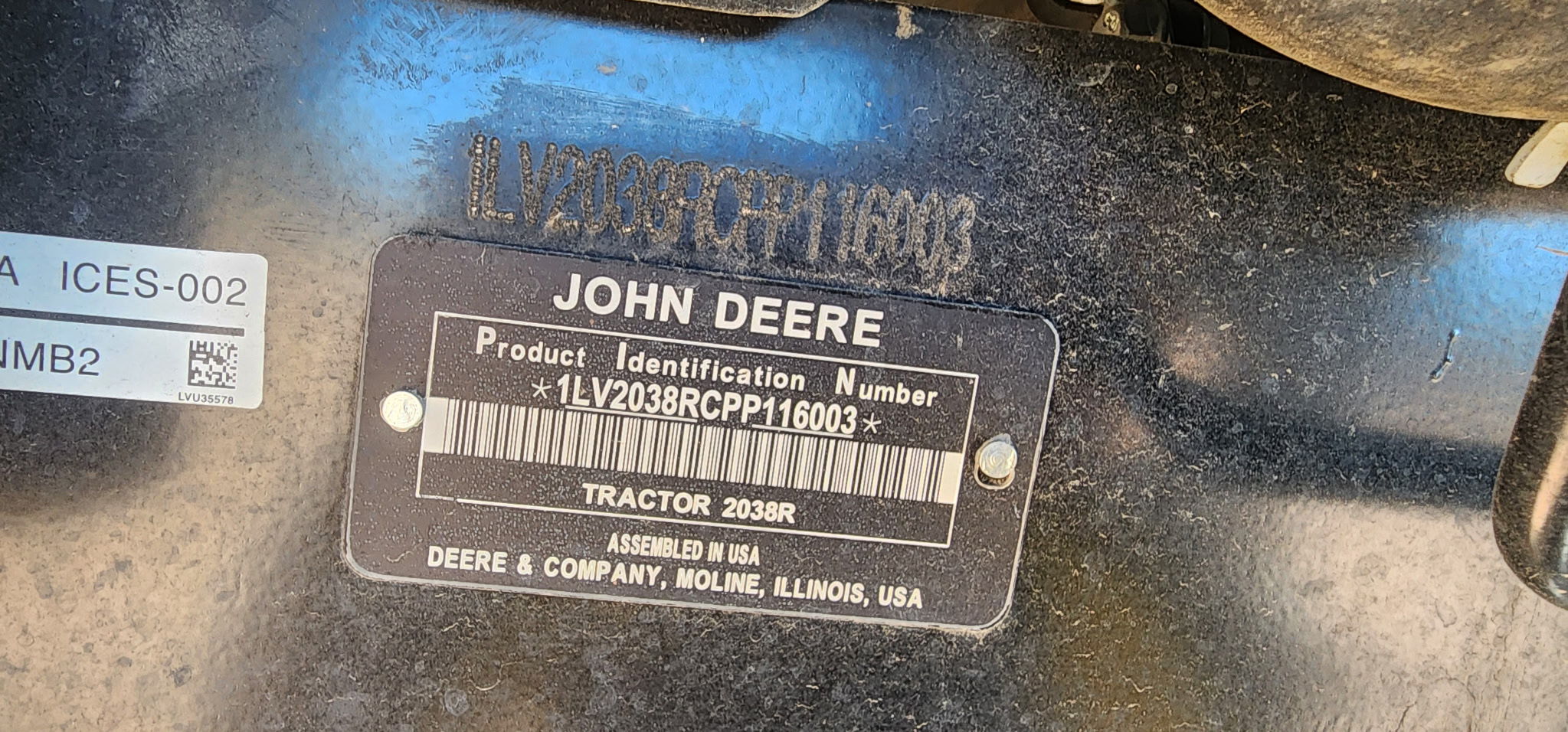 2023 John Deere 2038R Image 8