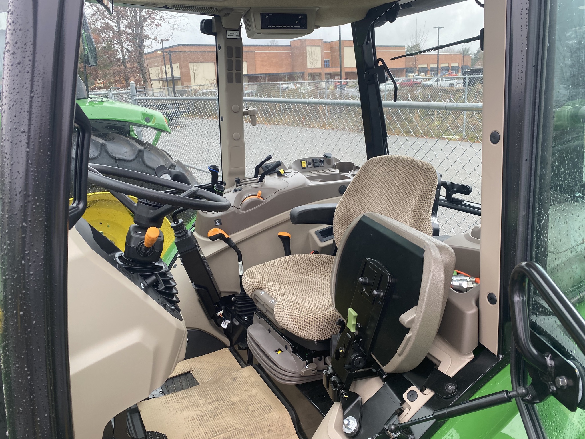 2025 John Deere 5075E Image 5