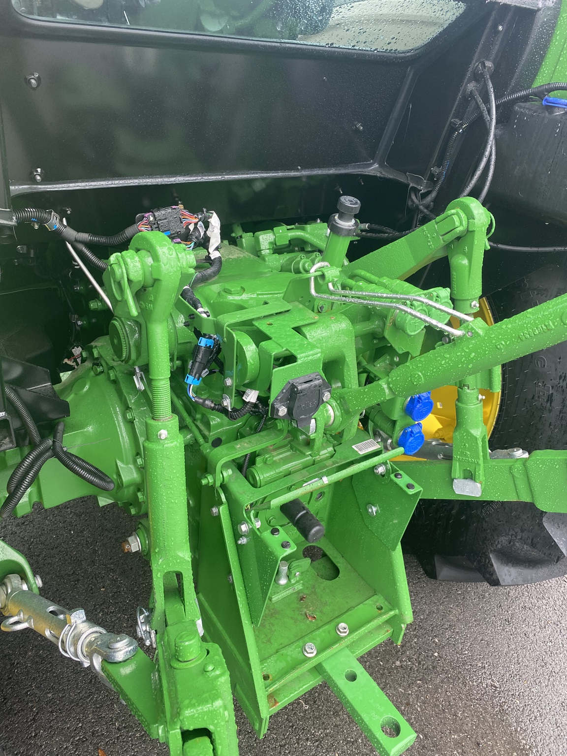 2025 John Deere 5075E Image 4