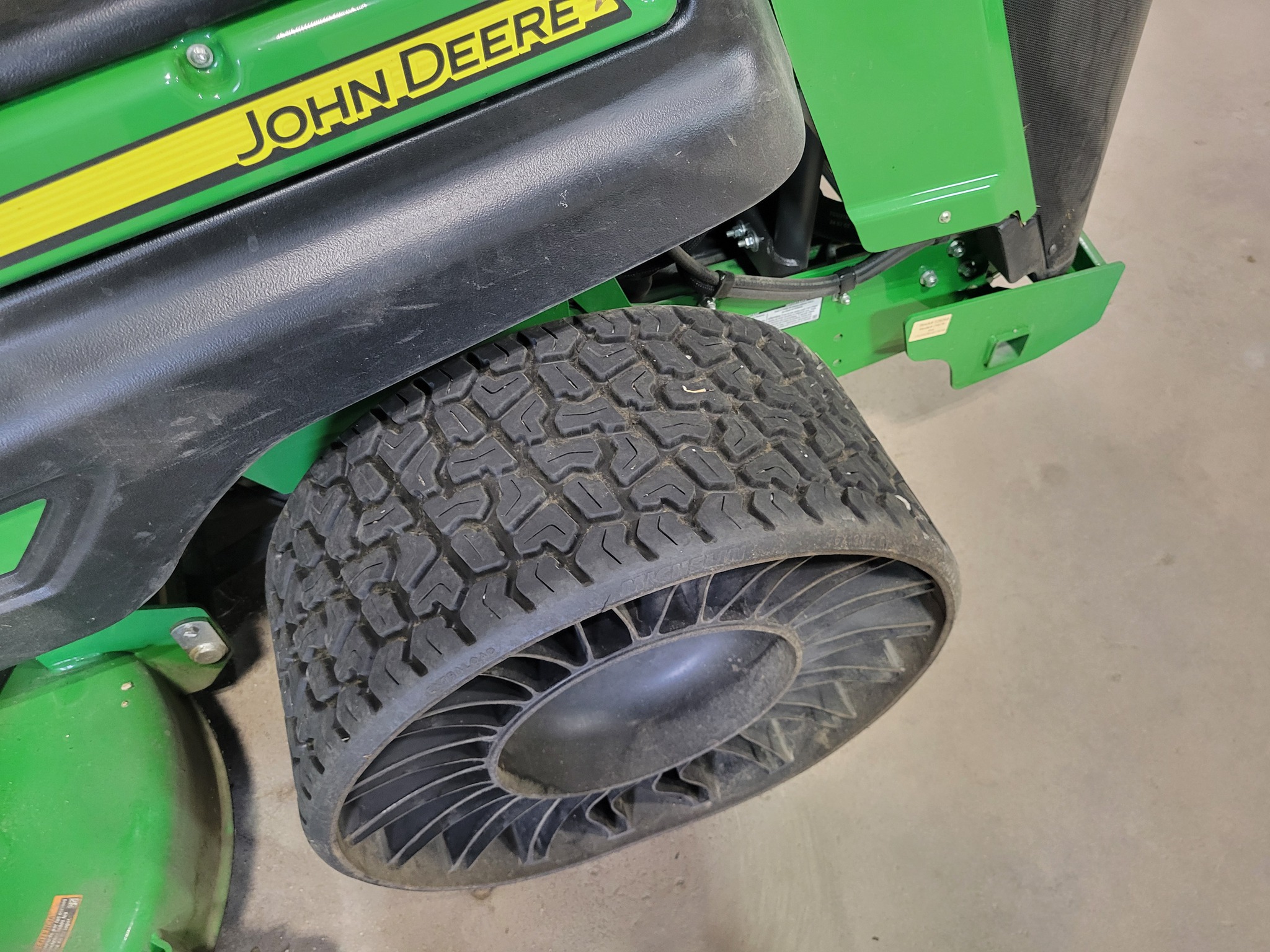  2025 John Deere Z997R at Heritage Tractor in Roanoke, IL