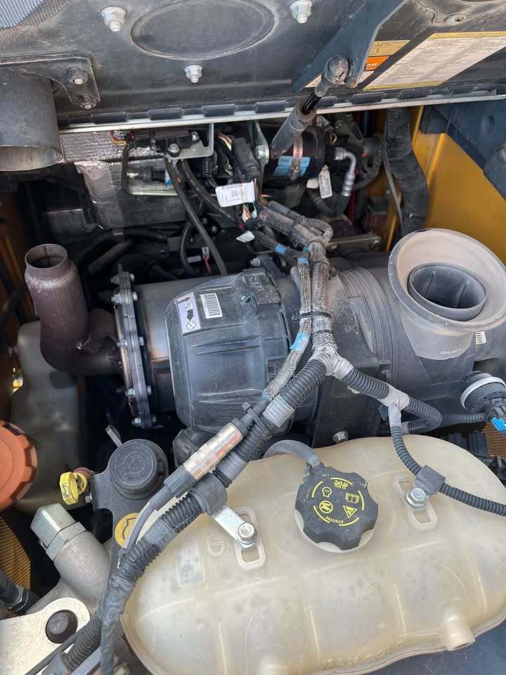 2024 John Deere 325G Image 7