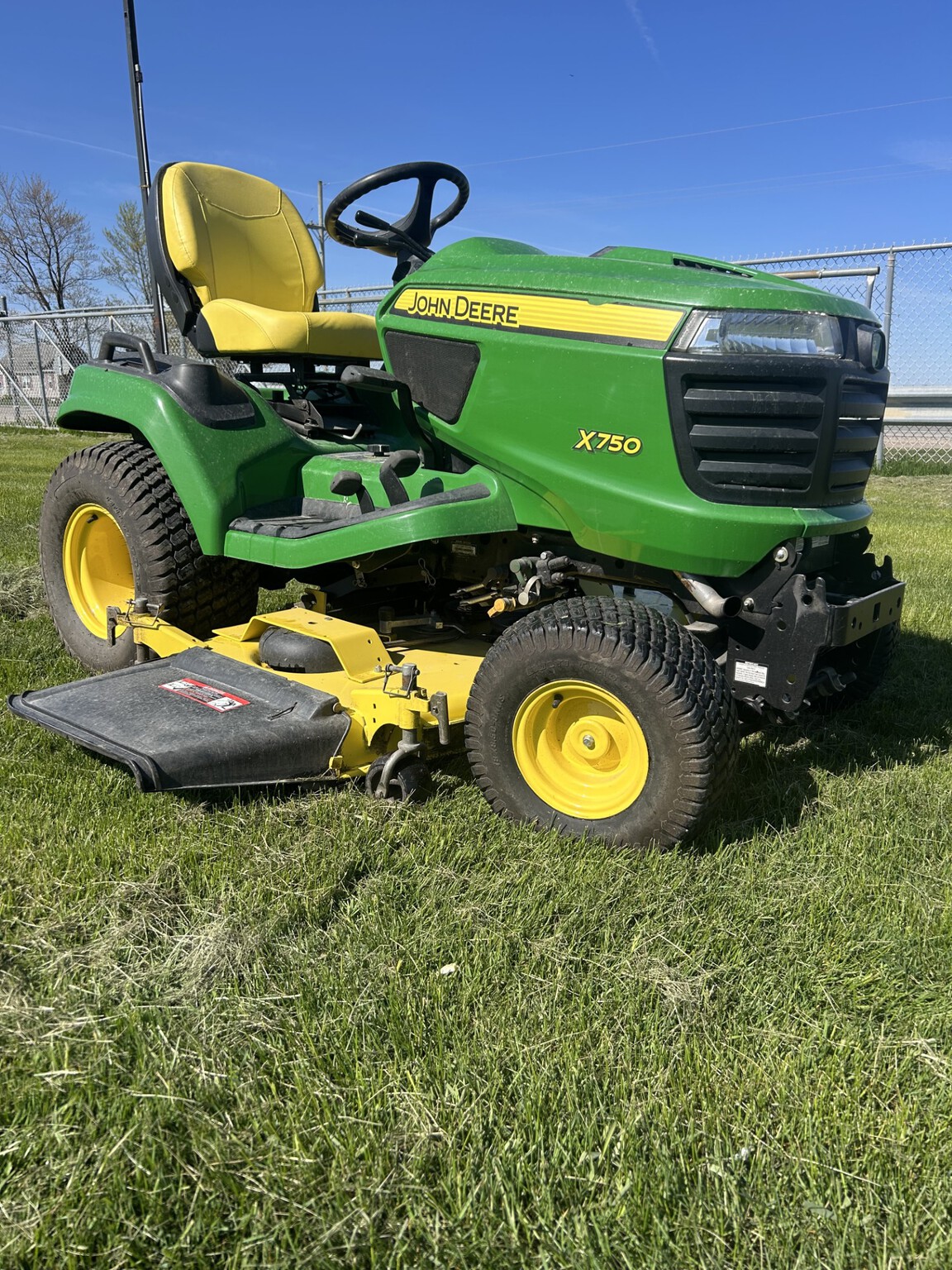 2012 John Deere X750 Image 3