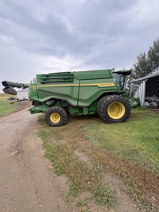 Used 2023 John Deere X9 1000 Combines at Horizon Ag & Turf in Vermilion, AB - Photo3