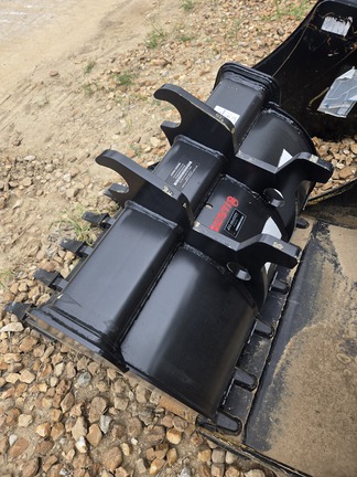 2025 John Deere 36 in. TOOTH BKT