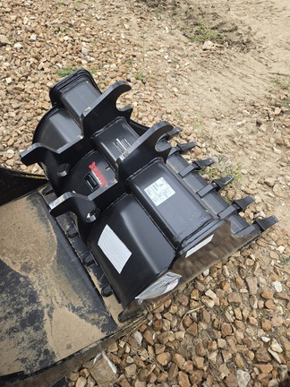 2025 John Deere 36 in. TOOTH BKT