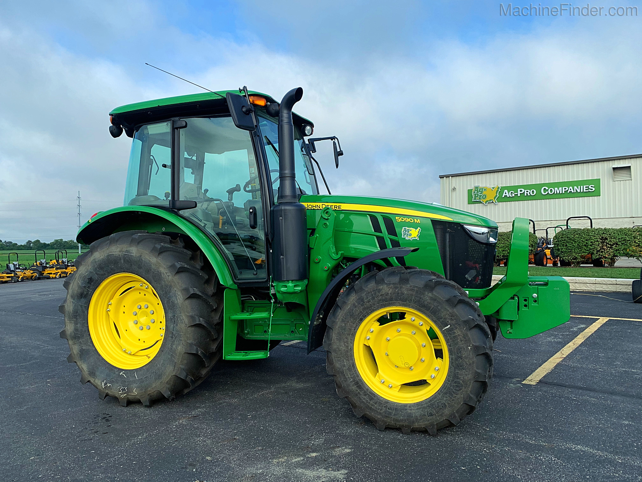 2019 John Deere 5090M Image 1