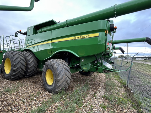 Used 2016 John Deere S680 Combines at Horizon Ag & Turf in Falher, AB - Photo5