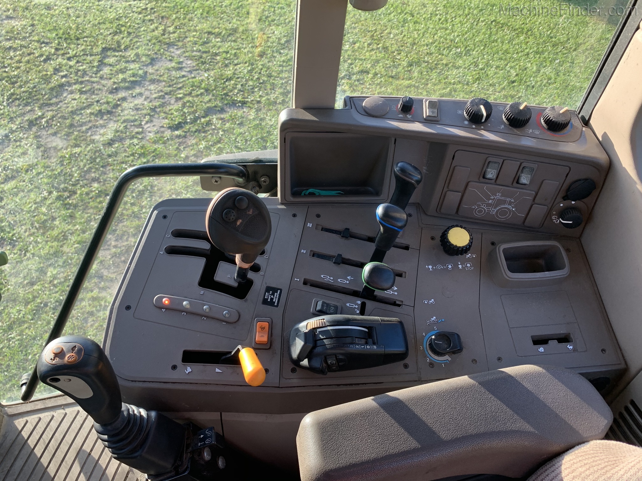 2011 John Deere 7330 Image 9