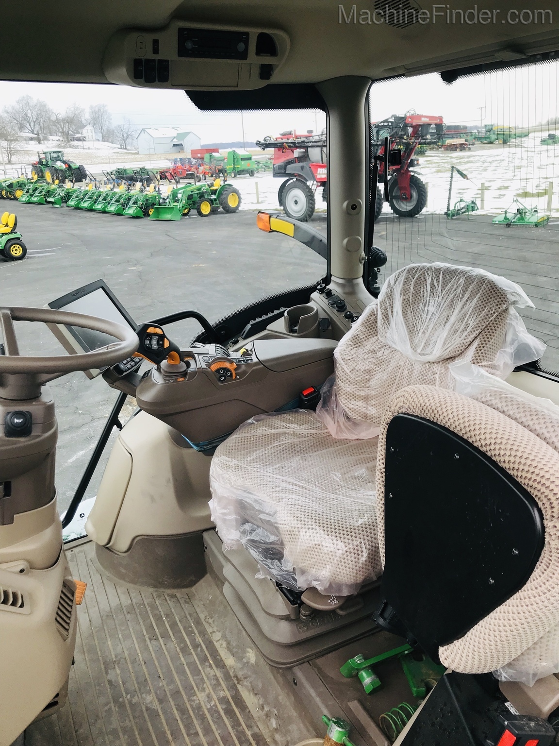 2019 John Deere 6215R Image 10